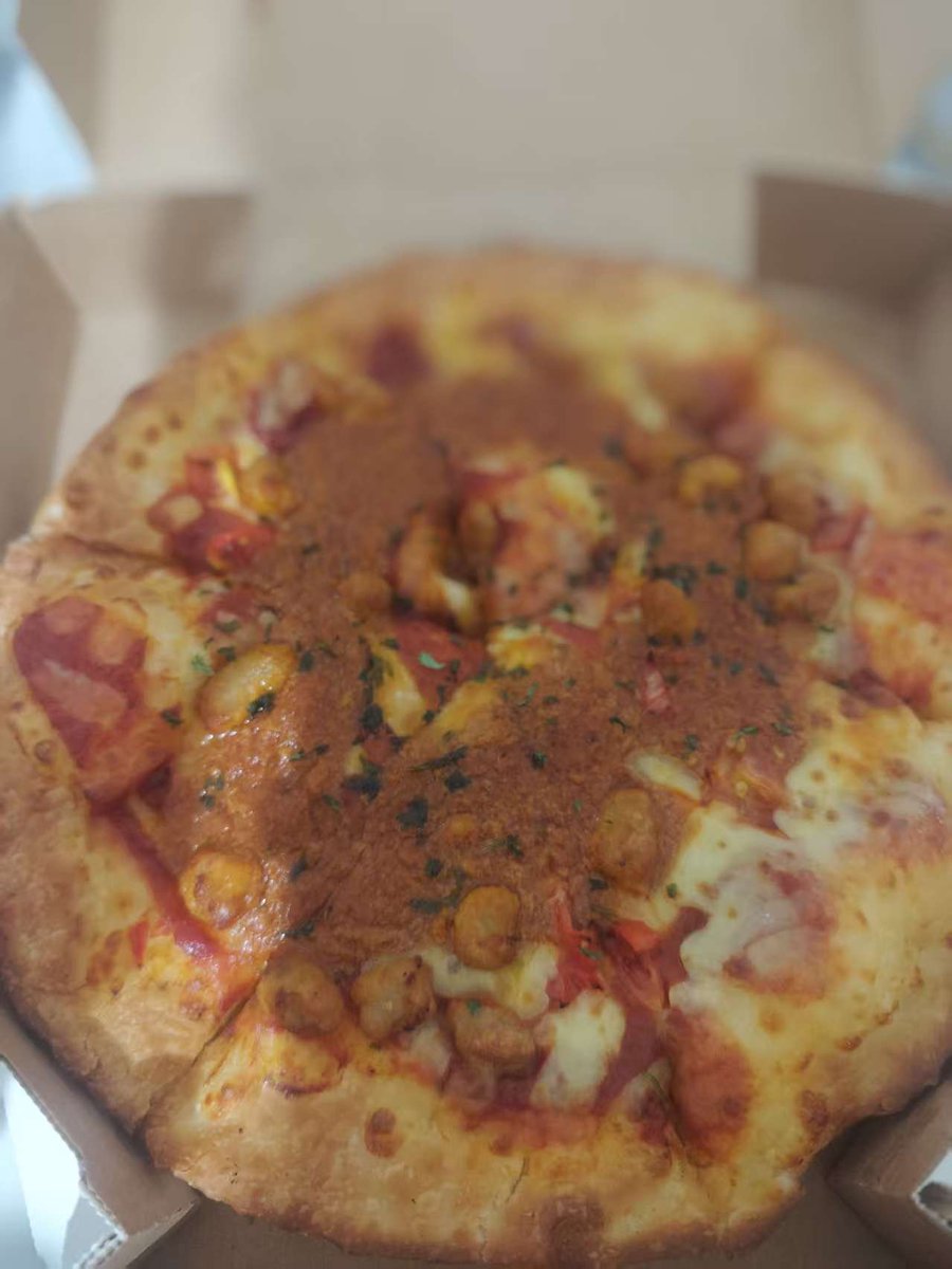 bigandlongso's tweet photo. 超好吃的达美乐。一个香软酸甜。一个酥脆有味。厚边软，薄边脆。
蛋挞也是吃过最好吃的一个。简直绝了。吃不完。能有人一起吃披萨就好了。 https://t.co/qmjBQ8ApfK