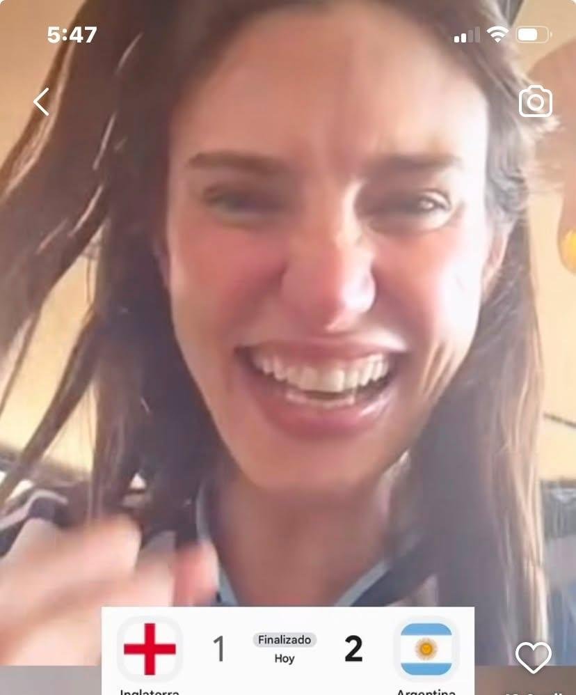 PopcornPoker543's tweet photo. Y s supone q es una #POWERWOMAN q sabe d moda y llega a un estreno d 📽️ así vestida def es una 🐦 Teibol*ra ORGULLOSA no cabe duda q @macabeso no tiene ni voz ni 🗳️ en s aspecto y ➖ cdo esta con s #AMO y #BEIBISON @colourstalent @voguemagazine q 🤦♂️ y 🤮 @MACcosmetics 🤡🤡 https://t.co/XKDUHZ0xpT
