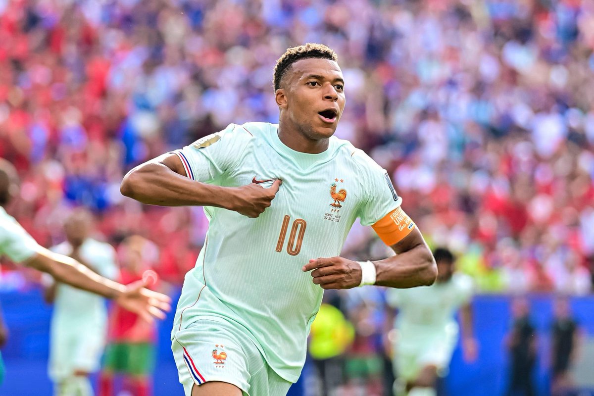 ActuFoot_'s tweet photo. 🚨 LE CLASSEMENT DES MEILLEURS BUTEURS DE L’HISTOIRE DES BLEUS 🇫🇷 :

🥇🇫🇷 Mbappé 65 ⚽️ 
🥈🇫🇷 Giroud 57 ⚽️
🥉🇫🇷 Henry 51 ⚽️
4️⃣🇫🇷 Griezmann 44 ⚽️ https://t.co/7Y43Q9PSiQ