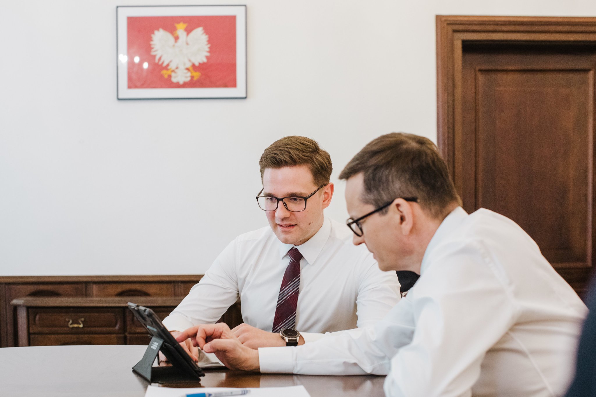 Polska stoi dziś przed wielką szansą na rozwój, lecz na tej drodze stoją Tusk i nadmierna skłonność niektórych do spisków. Jak na dłoni widać fatalne skutki tych rządów. Zapaść w finansach publicznych, drama w służbie zdrowia, rosnące ceny energii. Naszym celem musi być https://t.co/CV0EX5lxh5