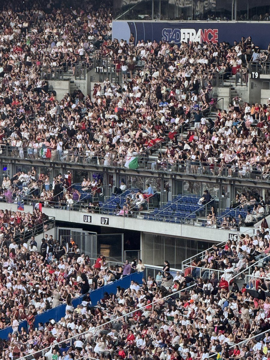 venticaelum's tweet photo. BANDIERE ITALIANE SPOTTATE AL CONCERTO DEI BTS A PARIGI VI AMOOO https://t.co/2boHN4p28w