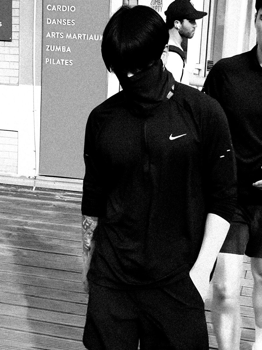 Noccturnoss's tweet photo. 𝓒onheça-me.  
    
 — 𝓝ome  : Alaric Vincent Müller.
 — 𝓐ltura : 1,92.
 — 𝓘dade : 29 anos.
 — 𝓢igno : Áries.
 — 𝓔stado civil : Solteiro.
 — 𝓢exualidade : Bissexual.
 — 𝓔stação favorita : Inverno.
 — 𝓒or favorita : Preto &amp; Vermelho. https://t.co/7PH41oy1xp