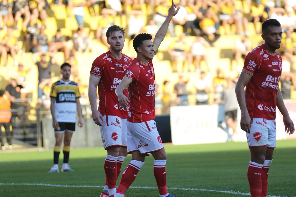 DesingVnfc's tweet photo. Fim de jogo.

O Vila Nova foi derrotado pelo Criciúma por 2 a 0, fora de casa.

Agora, o Tigrão volta suas atenções para o próximo compromisso: na terça-feira (21), recebe o Fortaleza no OBA.

#desingvnfc https://t.co/j4nJucpy2t