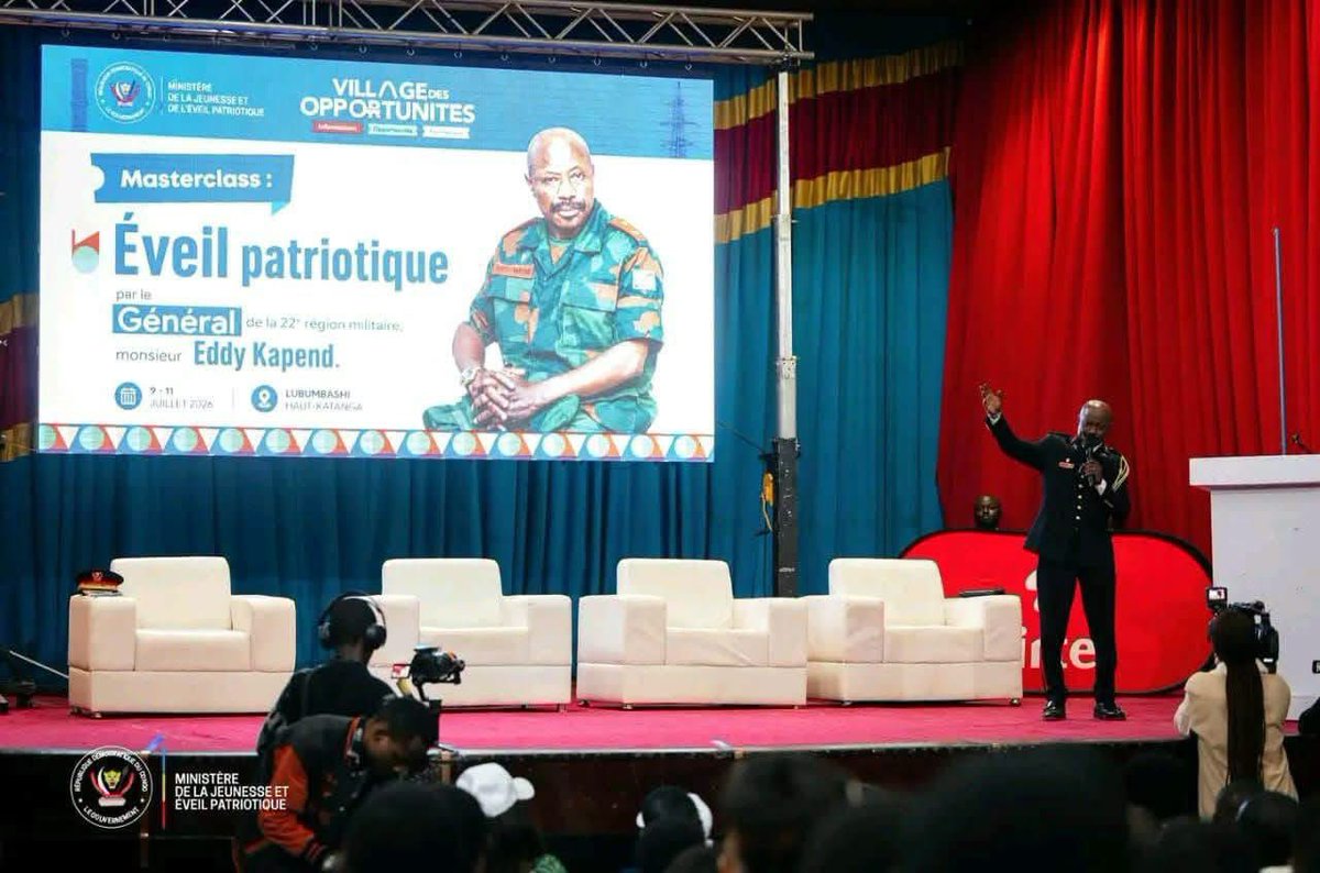 7sur7magazine's tweet photo. 🚨Le Général de Brigade Eddy #Kapend publie « La théorie de la guerre juste à l’épreuve de la #guerre asymétrique », un ouvrage consacré aux enjeux éthiques et #juridiques des conflits modernes. https://t.co/6JBA9kp3d0