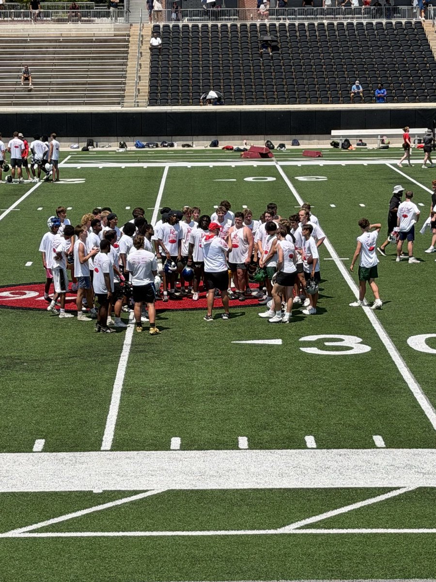 barrettbarbee's tweet photo. @CoachKasabian thanks for taking time with me today in this heat at Davidson today!  @DavidsonFB Go Cats! @DCFBrecruiting https://t.co/4aa5VIvBC8