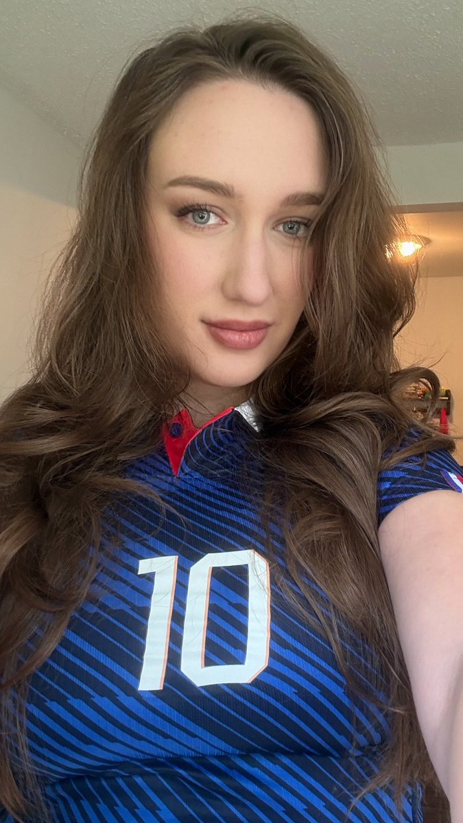 louisebordeauxx's tweet photo. LETS GO FRANCE 🇫🇷 https://t.co/0FE3q7zzRj