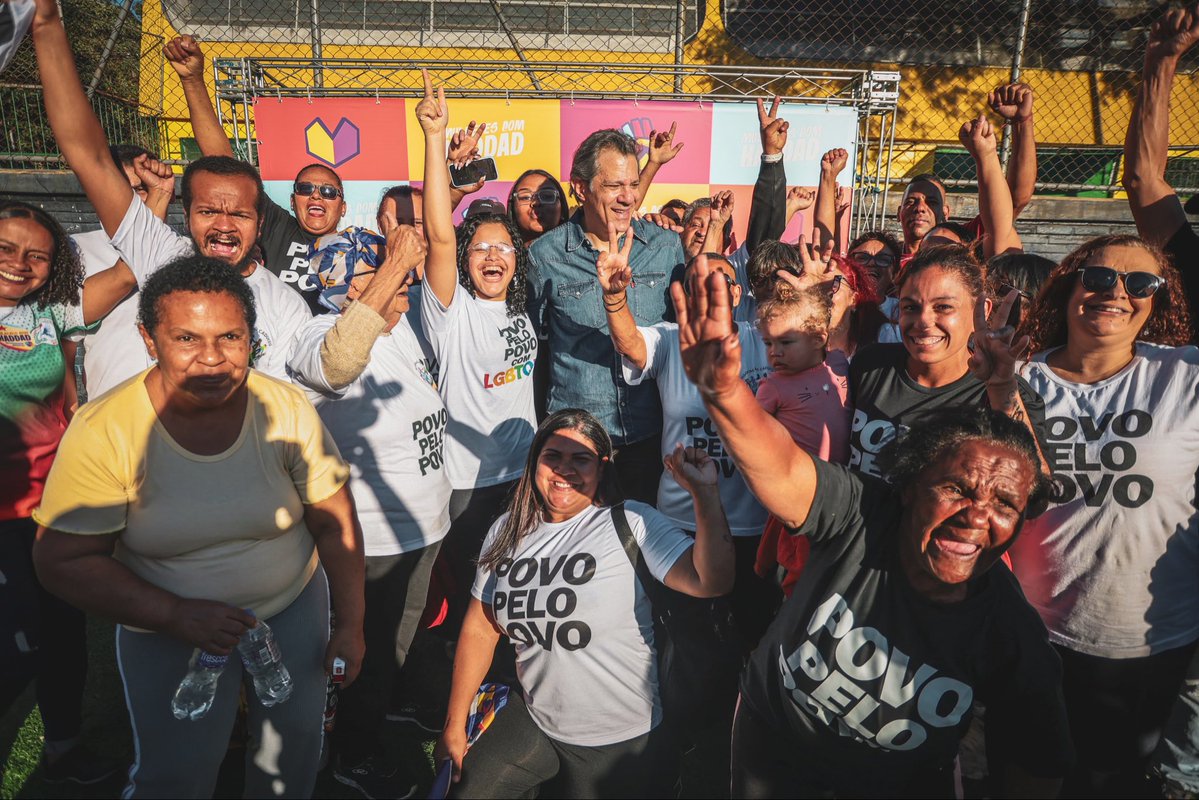 Haddad_Fernando's tweet photo. Hoje tivemos um importante encontro com mulheres no Capão Redondo. Como prefeito, pude fazer muito pela região, e é impressionante constatar que Tarcísio passou quatro anos sem fazer nada pelas pessoas daqui.

São Paulo retrocedeu em diversas áreas, sobretudo nas políticas para as mulheres. Por isso, foi tão importante ter esse diálogo produtivo, com muitas ideias e propostas para mudar essa realidade.

Agradeço muito pelo carinho, pela recepção e pela confiança. Obrigado, Capão Redondo!

📸 Diogo Zacarias