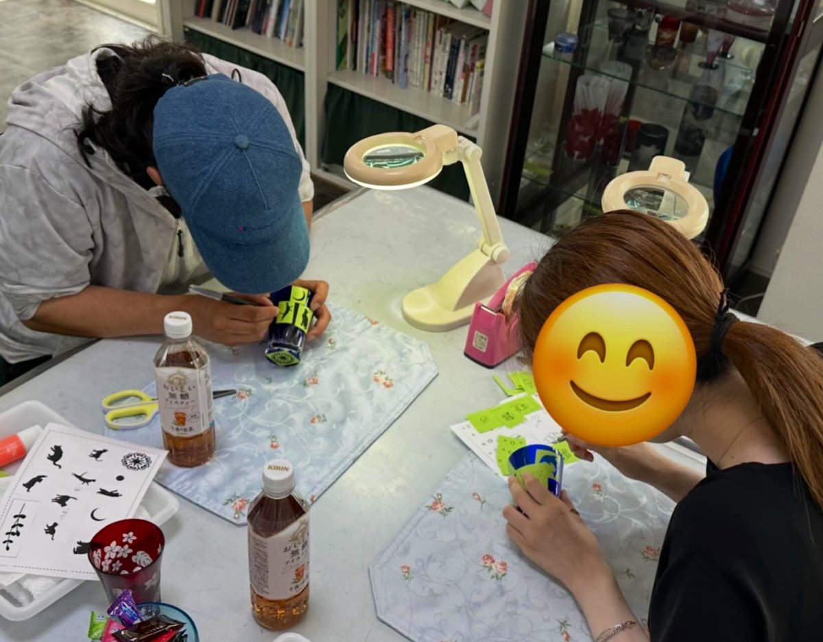 TartonGlass's tweet photo. 体験教室へSさまご夫妻がご来店😊
お二人ともガラスがお好きで、これまでにステンドグラスなども体験されているそうで、サンドブラストならではのカット作業やブラスト作業もとてもスムーズ！素敵な作品が完成しました！
#ガラス工芸
#ものづくり体験
#夏休み
#思い出づくり
#西武新宿線小平 https://t.co/G62dUaeRXS