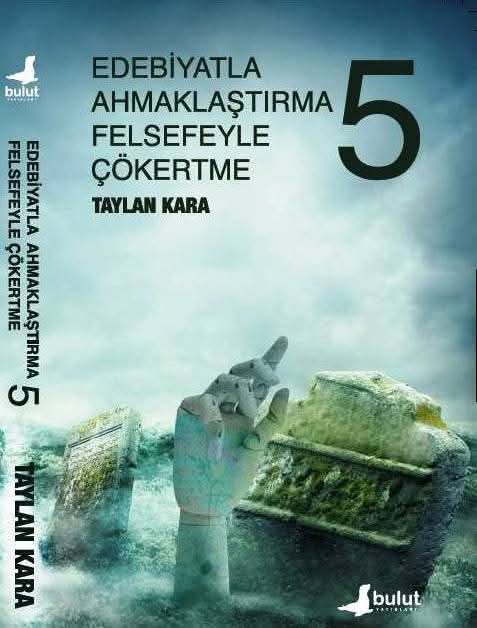tktaylankara's tweet photo. Bir insanın yaşamının temeli olan emeği yok saymak için onun diğer özelliklerini büyütüp abartmak gerekir. 
Bir insanın dinine, etnik aidiyetine, mezhebine, cinsiyetine, cinsel tercihlerine gösterilen aşırı saygı ve vurgu, o insanın emeğinden söz etmemek için yapılan bilinçli bir eylemdir. 
Bir insanın emeğiyle geçiniyor olmasının üzerinden atlamak için o insanın etnik kimliği ya da mezhebi üzerinde uzun uzun durulur. 
Sınıfsal aidiyeti küme düşürmek için mikrokimlikler özellikle öne çıkarılır. 
Emekçi olma bilincine ulaşacak yollar tıkandığında kişi doğal olarak “Pınarbaşılı” ya da “heteroseksüel” olacaktır. 
Bir insanın emeği karşılığında aldığı ücreti konu etmemek için kiminle cinsel ilişkiye girdiğinin altı çizilir ve bu özelliği kimliğinde en öne yerleştirilir. 
Mikrokimlikler de yetmemektedir. Artık mikrokimlikler de parçalanmakta ve nanokimlikler üretilmektedir. Cinsel eğilim ya da yönelimler bile bütün değildir, paramparça edilmiştir. Kimlik kırıntılarının, mikrokimlik tanımlarının insan tanımı yerine geçmesi insanın bütüncül yapısını dağıtır ve insanı bir tarihi özne olmaktan çıkarır.
İnsanı sürüleştirmek için onun toplumsallığı alınıp yerine tekilliği konmaktadır. İnsan tümelini yok etmek için insanın tikelliği abartılmaktadır. 
Bir insanı derisinin rengine, yatakta kiminle seks yapıyor olmasına göre tanımlamak insan kavramının kapsayıcılığını parçalamak ve insanı tarihin kurucu bir öznesi olmaktan çıkarmaktır. İronik olan ise bütün bunların insanı özgürleştirmek amacıyla yapılıyor olmasıdır. 
Edebiyatla Ahmaklaştırma Felsefeyle Çökertme 5. cilt