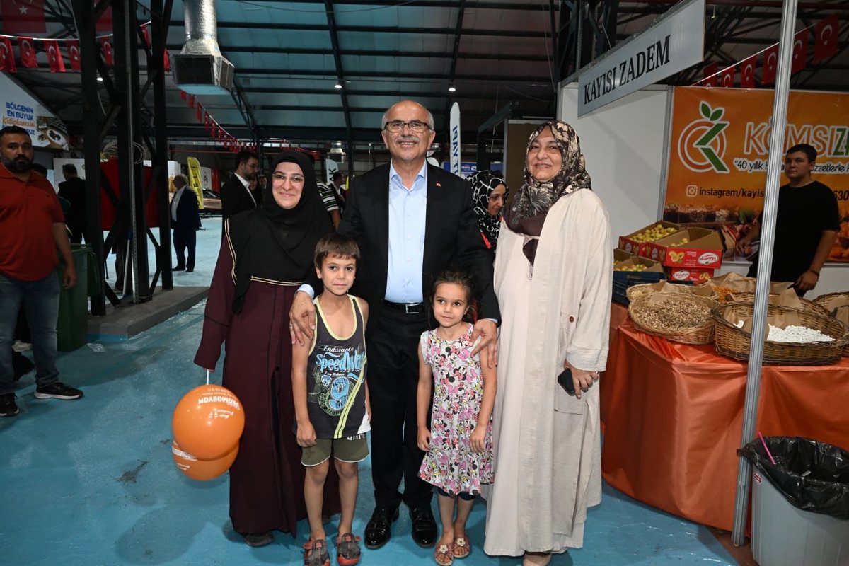 samiermbb's tweet photo. 28. Uluslararası Malatya Kayısı Festivali ve Fuarımızda stantlarımızı ziyaret ederek hemşehrilerimizle bir araya geldik.

Kayısının bereketini, Malatya’mızın birlik ve muhabbetini hep birlikte paylaştık. 

Nice güzel buluşmalarda bir arada olmayı diliyorum. https://t.co/QkJgrW0iBn