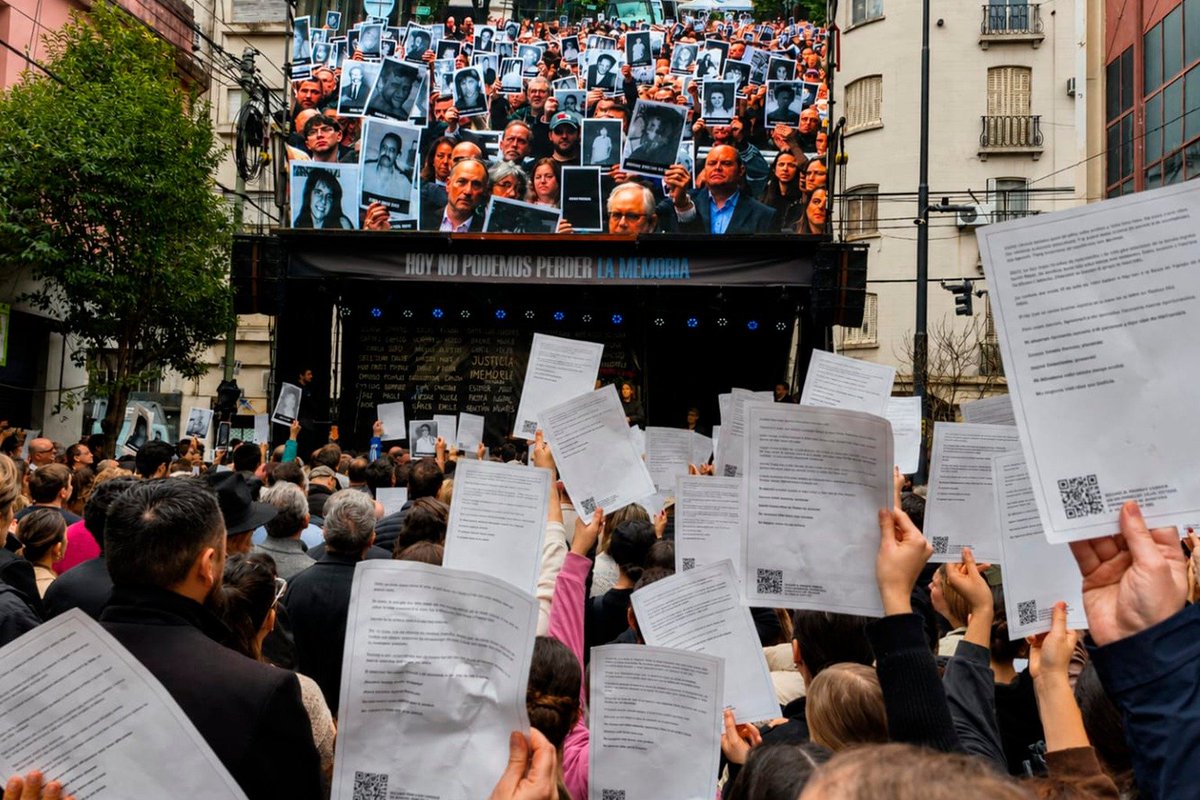 SPFArgentina's tweet photo. El SPF participó del acto central conmemorativo por el 32° aniversario del atentado terrorista perpetrado contra la sede de la Asociación Mutual Israelita Argentina (AMIA), realizado frente al edificio ubicado en Pasteur 633, en la Ciudad Autónoma de Buenos Aires. https://t.co/is1RNuMOme