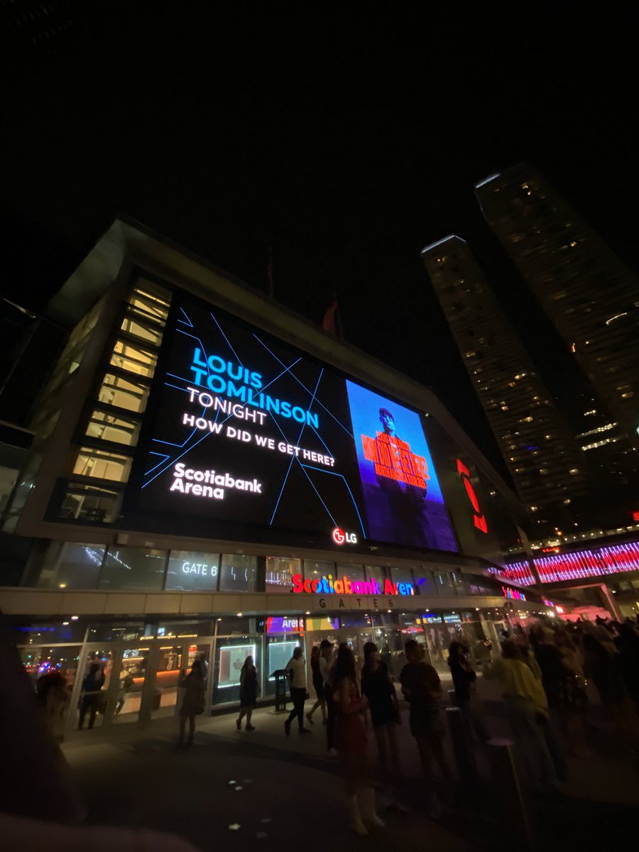 jottommoway's tweet photo. Realizei um sonho tá?! Ver o louis fucking tomlinson em toronto não estava na minha lista 🥹 https://t.co/SiFcoYCU3d