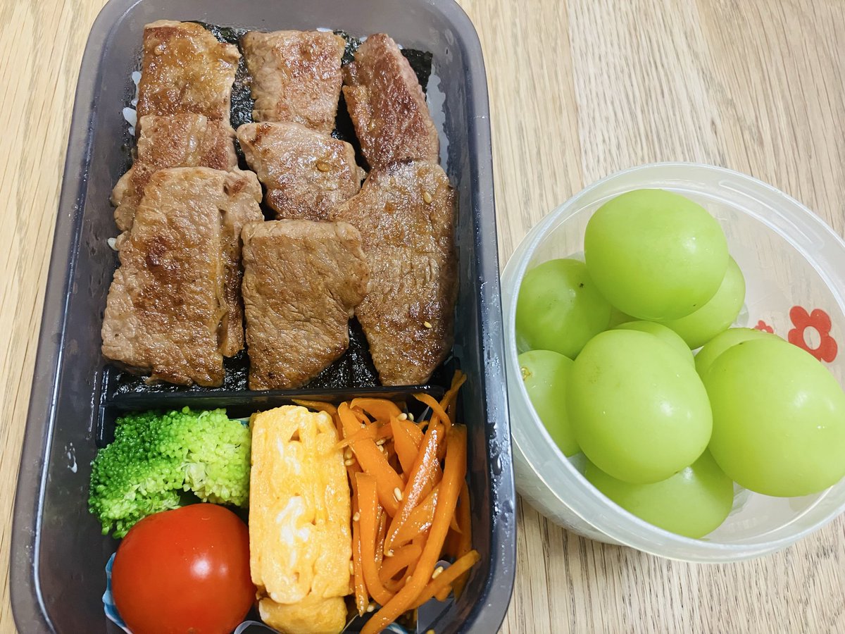 Tsurumigorou's tweet photo. 中３長女の最後の大会🎾
奮発して焼肉どーんfeat.シャインちゃん💚
#お弁当
#お弁当記録
#中学生弁当
#部活弁当
#パパ弁当
#みなさん朝からお疲れさま https://t.co/3GmYN0vWab