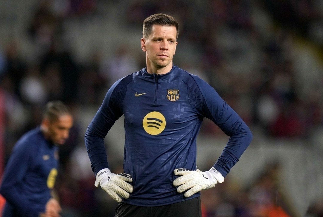 MrEli_x's tweet photo. 🚨 𝗗𝗘𝗕𝗔𝗧𝗘: If Lewandowski became a Barcelona legend for joining when the club was struggling... 🔵🔴

Should Wojciech Szczęsny receive the same recognition for coming out of retirement and helping Barça reach a Champions League semi-final after 7 years? 🤔✍️ https://t.co/NZCPu9J7D4