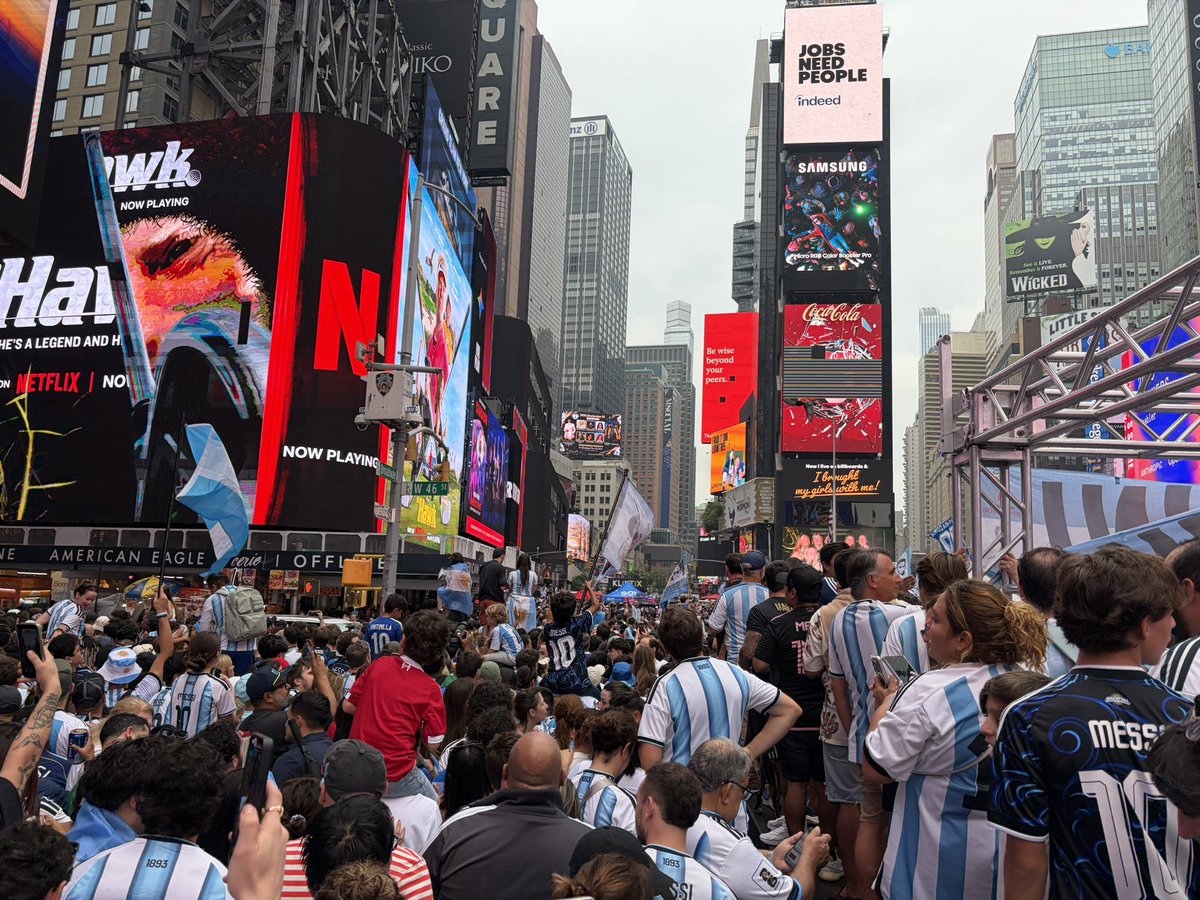 JPW_NBCSports's tweet photo. #Argentina fans have taken over Times Square in New York. Thousands of fans here. Many have been here for 3-4 hours already. Crowd growing all the time. Wow. #WorldCup https://t.co/TmhoyKvmQm