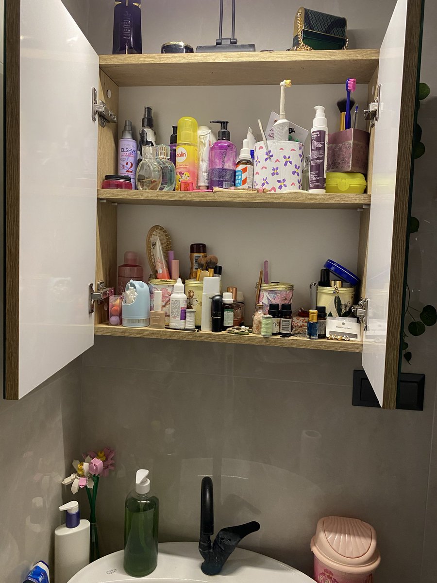 tugbaa6767's tweet photo. Camlar silindi 
Cilt bakımı yapıldı 
Bayılmak için Pasifloralı çay içildi 🤫🍀 https://t.co/bLquCBK8nZ