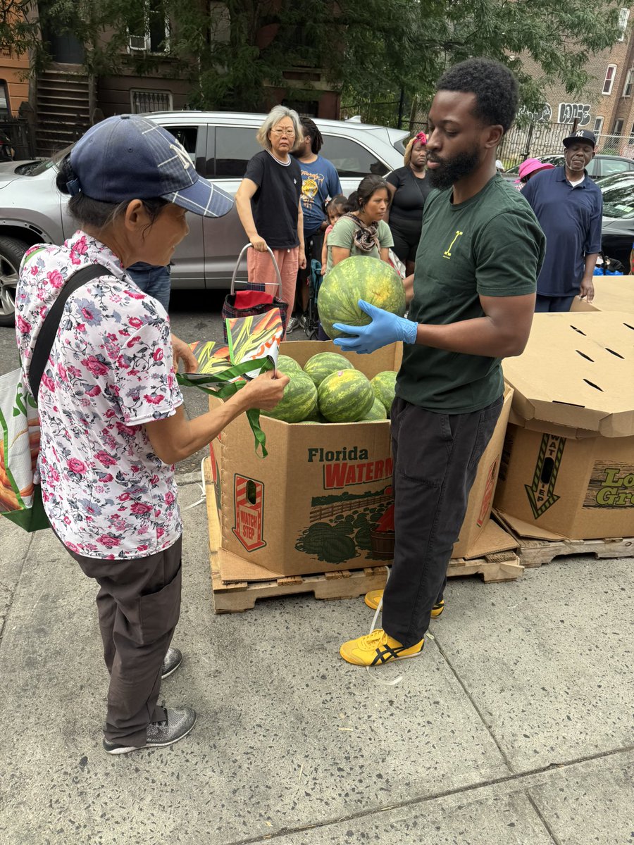 opendoorflc's tweet photo. Food Pantry Highlights! 🥕🥖🥫

Thank you to our volunteers, donors, and partners for helping provide groceries to families in need. 🙌🏽

📍 999 Greene Avenue, Brooklyn, NY 11221
🗓 Saturdays | ⏰ 8:30 AM – 10:30 AM

🤝 https://t.co/H3qr62tf8a https://t.co/HtCEaYnsRA