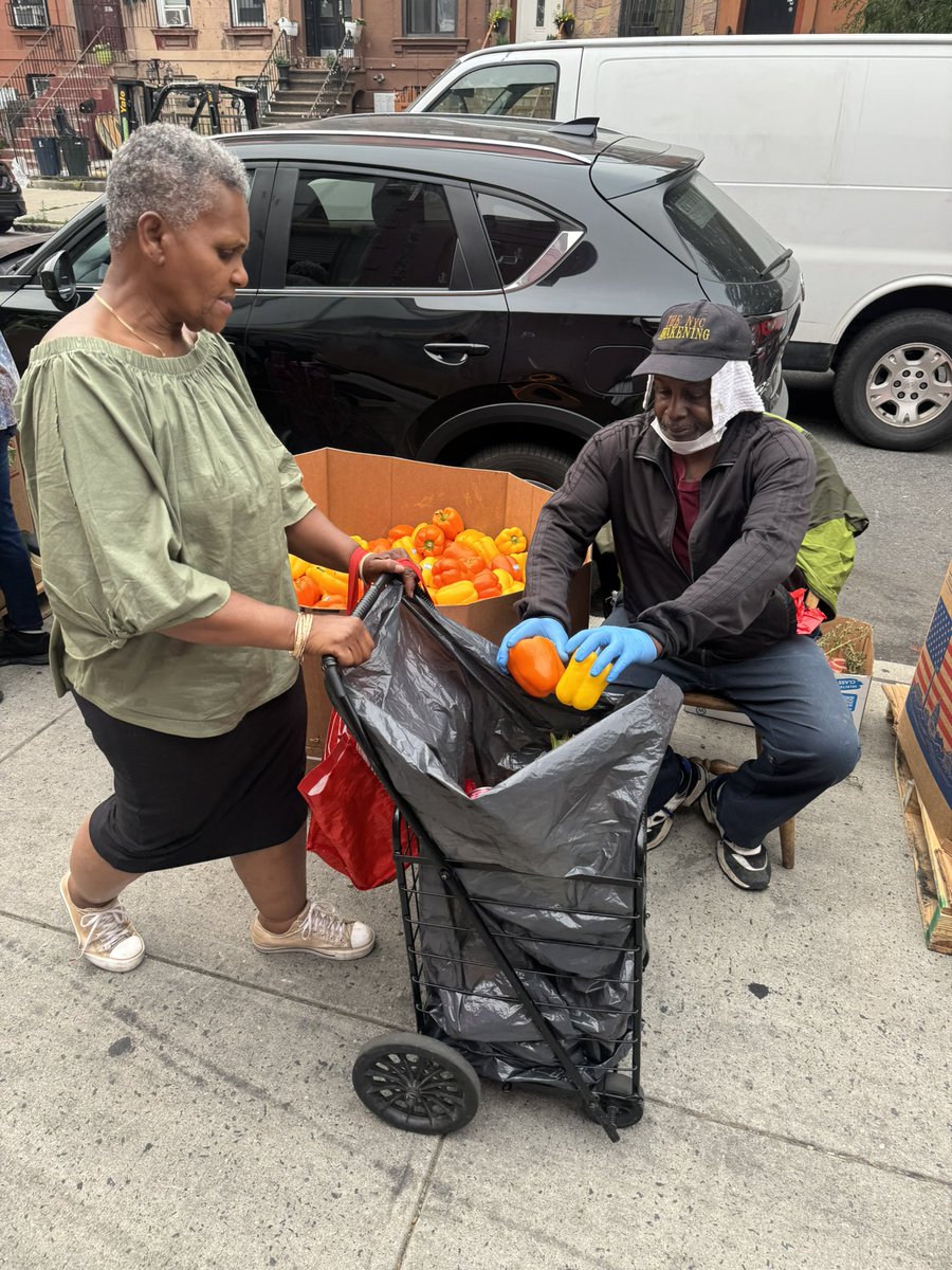 opendoorflc's tweet photo. Food Pantry Highlights! 🥕🥖🥫

Thank you to our volunteers, donors, and partners for helping provide groceries to families in need. 🙌🏽

📍 999 Greene Avenue, Brooklyn, NY 11221
🗓 Saturdays | ⏰ 8:30 AM – 10:30 AM

🤝 https://t.co/H3qr62tf8a https://t.co/HtCEaYnsRA