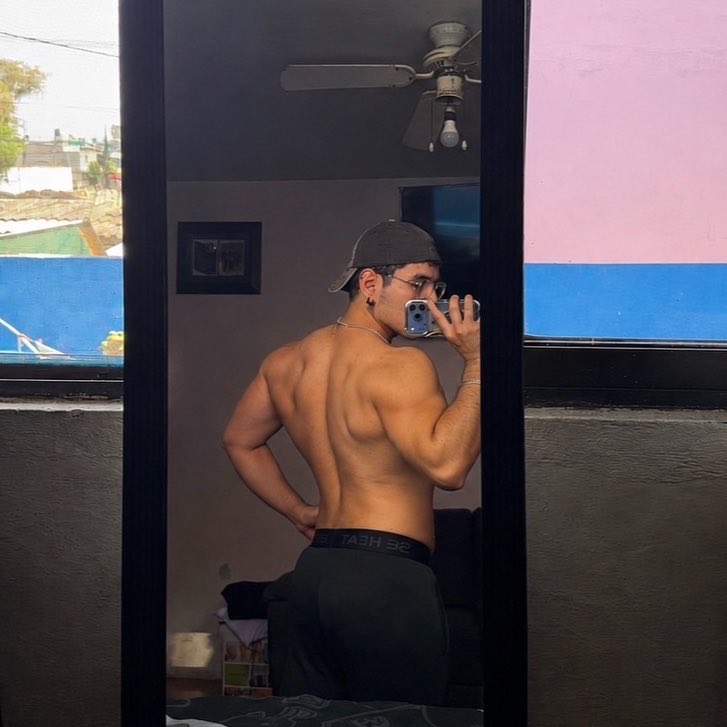 vo120401's tweet photo. Arriba el gym y los geis ❤️‍🔥 https://t.co/uLy3LBBLIc
