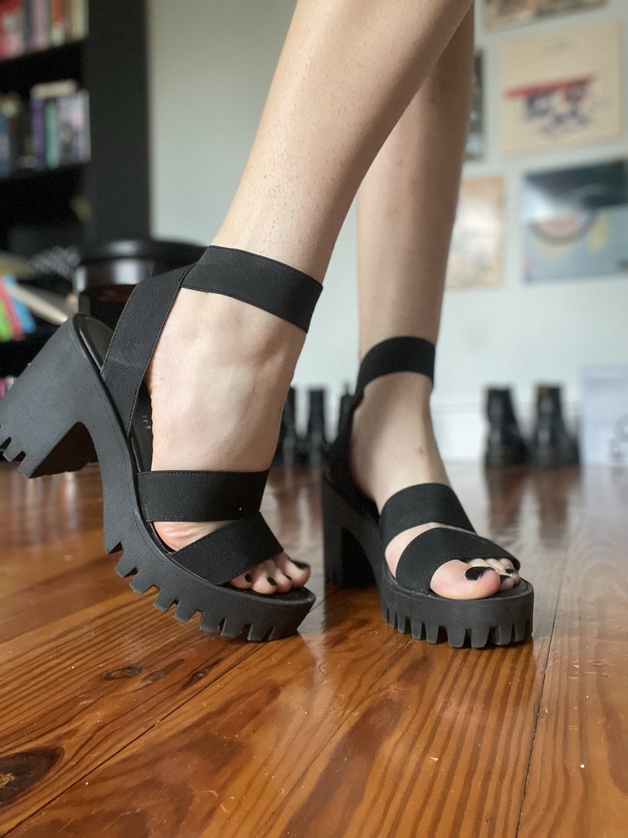 sharpasnailz's tweet photo. do you like heels?

#feetworshi̇p #feetfetısh #heels #platforms #goth #emo https://t.co/4wD1XRSn5P
