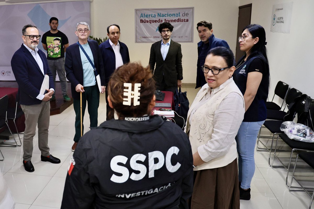 rosaicela_'s tweet photo. Visitamos el puesto de mando de la Alerta Nacional de Búsqueda Inmediata #ANBI, que opera las 24 horas los siete días de la semana en @SEGOB_mx, con la coordinación permanente de @Busqueda_MX, @SSPCMexico, @FGRMexico, @Defensamx1, @GN_MEXICO_ para brindar atención rápida en la localización de personas. 🇲🇽 @Claudiashein @arturomedinap @OCHOA_MX_UN @SuarezdelReal1