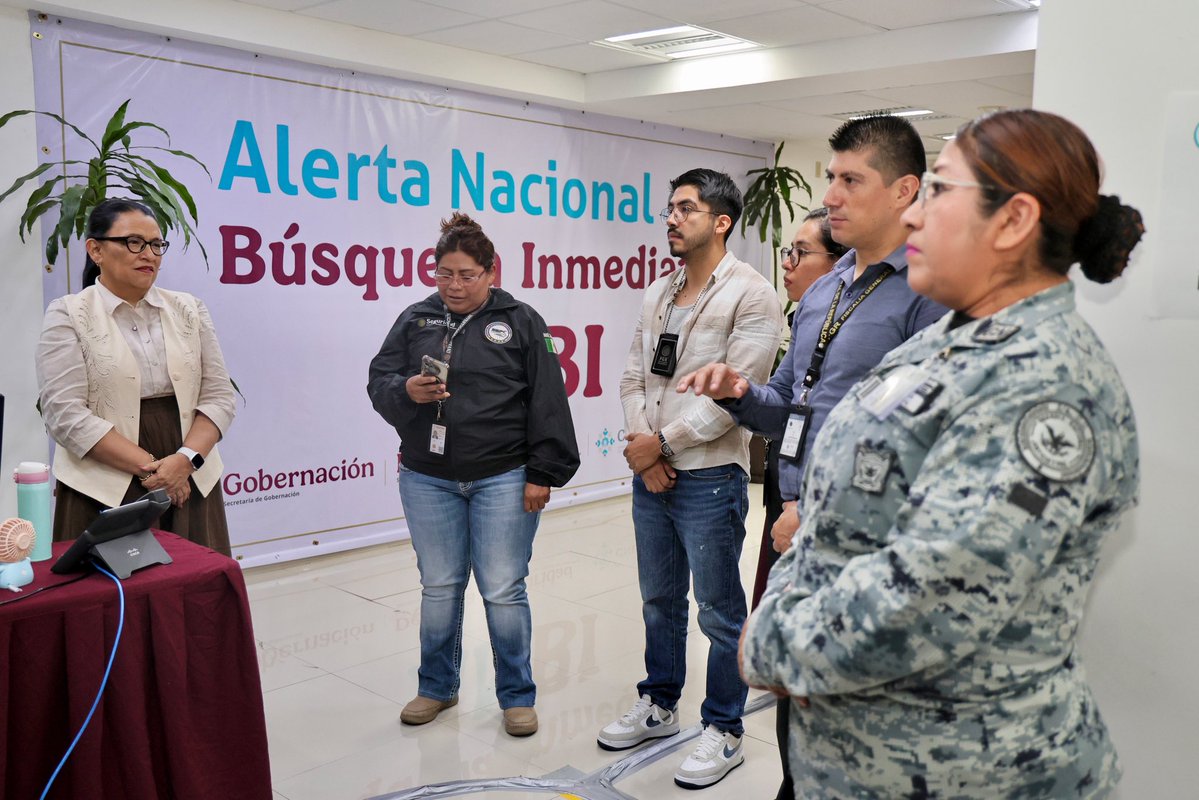 rosaicela_'s tweet photo. Visitamos el puesto de mando de la Alerta Nacional de Búsqueda Inmediata #ANBI, que opera las 24 horas los siete días de la semana en @SEGOB_mx, con la coordinación permanente de @Busqueda_MX, @SSPCMexico, @FGRMexico, @Defensamx1, @GN_MEXICO_ para brindar atención rápida en la localización de personas. 🇲🇽 @Claudiashein @arturomedinap @OCHOA_MX_UN @SuarezdelReal1