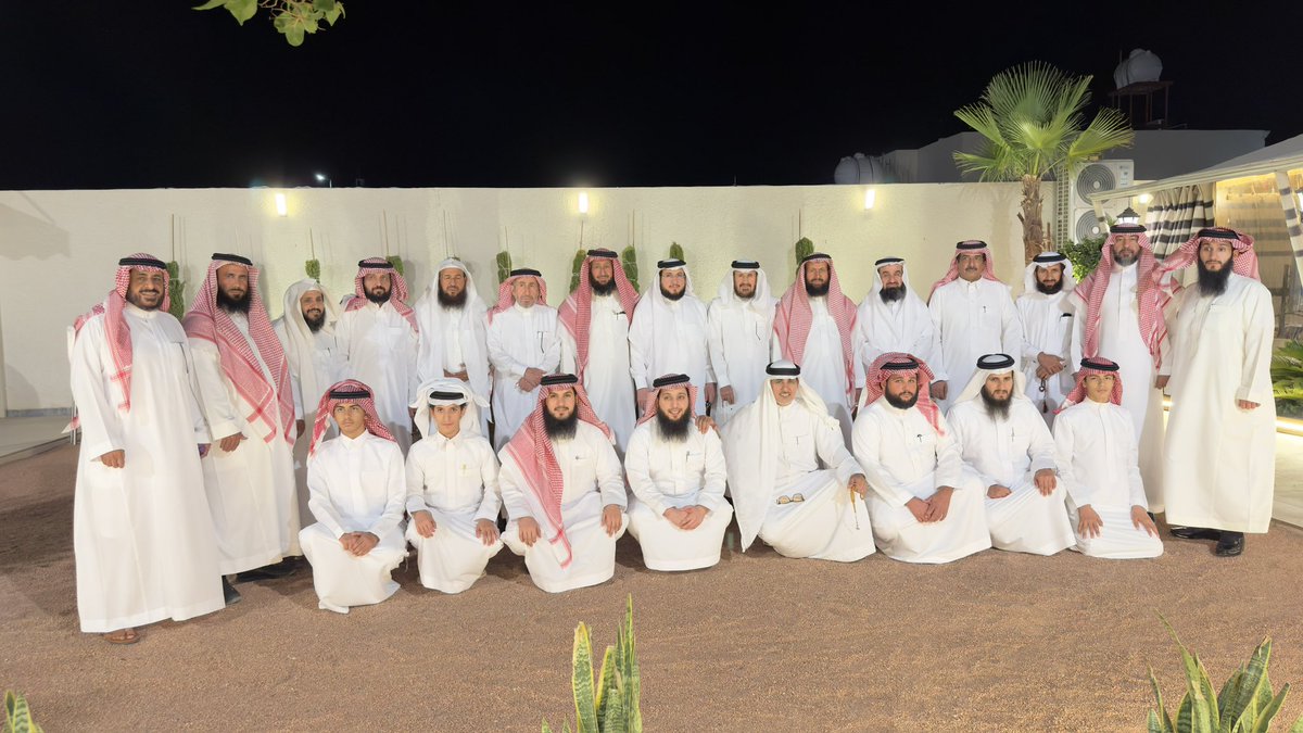 ksa_kf2's tweet photo. في لفتة تُجسد أواصر الترابط والصلة ، قام وجهاء وأبناء أسرتي "آل حسين" و "آل عبدالله" (من المحمد من آل بو حسين من بني العنبر من بني تميم - أهل تمير) بزيارة لأبناء الشيخ محمد بن عليوي القازي آل حماد ، حيث التقى الجميع في مضيفهم في قفار وتناولوا واجب الضيافة في أجواء سادتها المودة والأخوة.

وجاءت هذه الزيارة الكريمة بالتزامن مع تواجد الأسرتين في منطقة حائل لتلبية الدعوة وحضور حفل زواج الشاب (محمد) ، ابن الشيخ راشد بن عبدالله بن خلف العفنان.