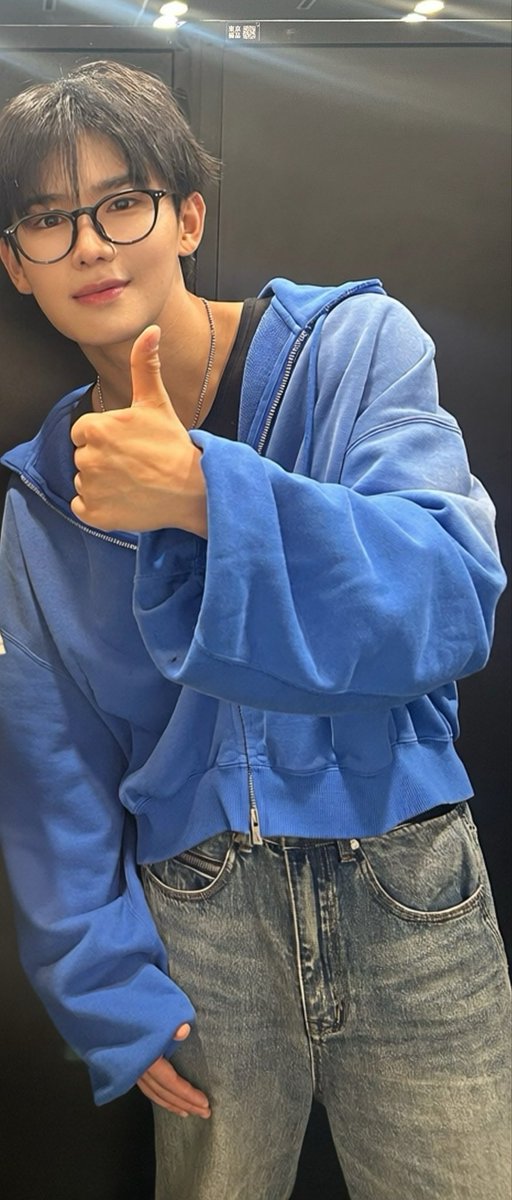 yi_iyc's tweet photo. 私の思想が勝手に画像生成されて歩いていた？？？？？とおもうくらい顔が整っており https://t.co/OBvlqNhPRa
