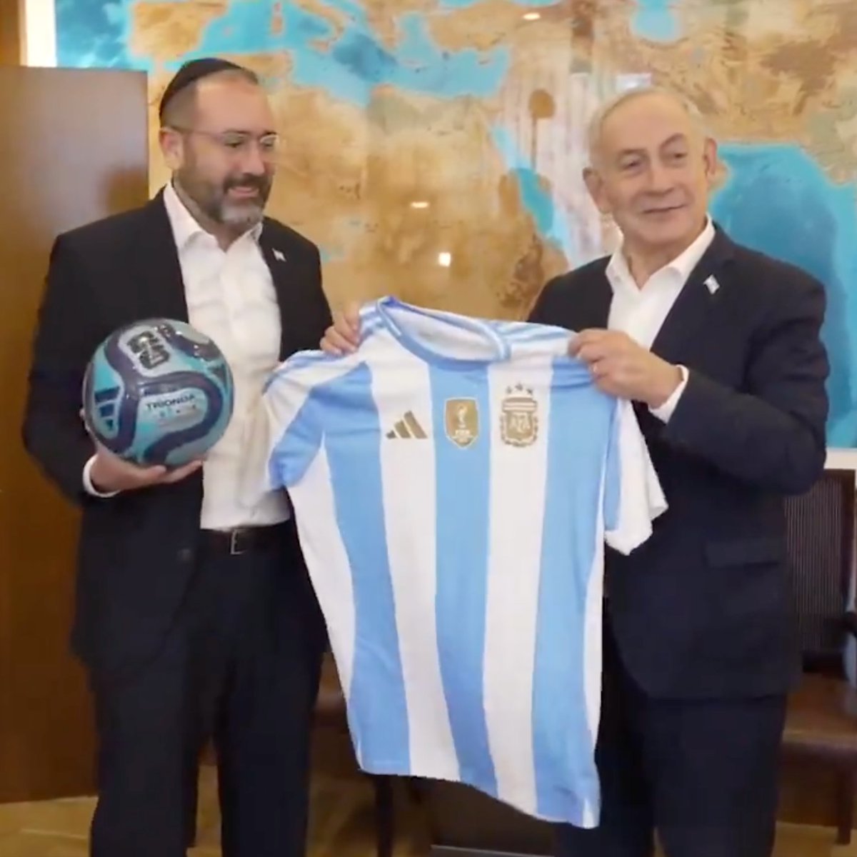 pusholder's tweet photo. Netanyahu: "Arjantin'i birçok yönden destekliyoruz, bugünkü maç da dahil." https://t.co/w8OVt8XT1s