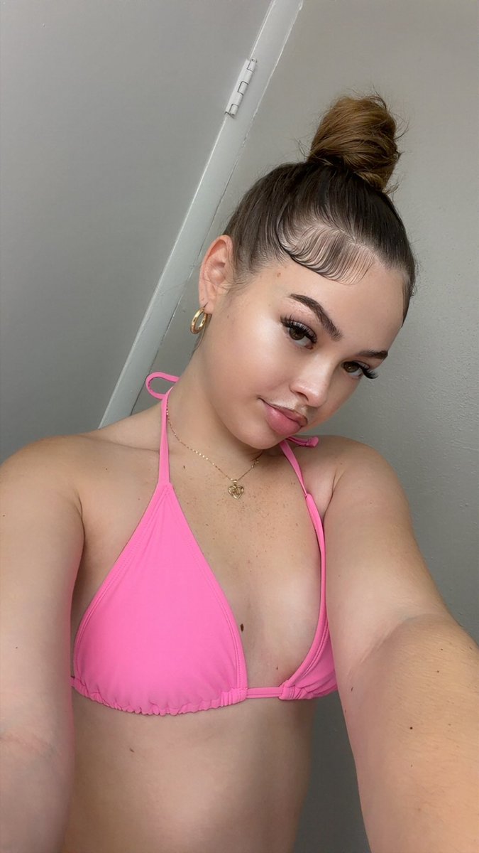 prettybbyabi's tweet photo. Petite girls are the rawest 😍 https://t.co/RuFyI9XjqM