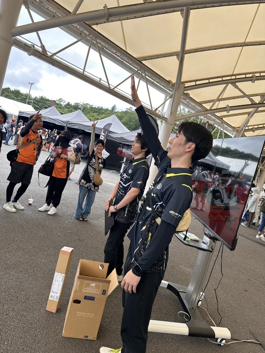 EBBRO_RT_4's tweet photo. 昨日はゲリラで『大可選手じゃんけん大会』を開催し、グッズや #JEGT ポスターを配布させて頂きました!
今日も14時~15時ごろにゲリラじゃんけん大会を開催する…かも?
場所は写真と同じ…かも?
昨日とはプレゼントが変わり、非売品のグッズをご用意しております👕
@kajirin_7151
#ERTWIN https://t.co/NzajOabkaW