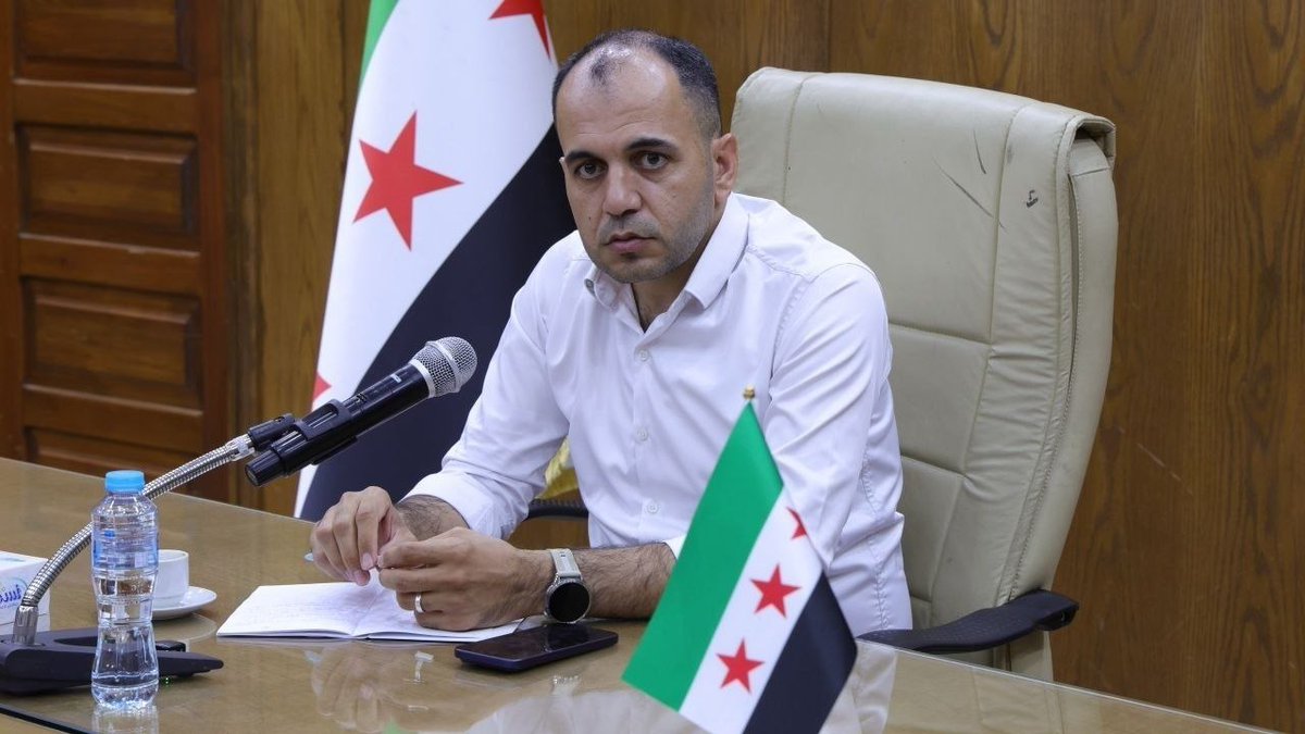hamaaGov1's tweet photo. محافظ حماة يوجّه بتشكيل لجنة لمتابعة الوضع الصحي في مصياف

بتوجيه من محافظ حماة السيد عبد الرحمن السهيان، عقدت اللجنة المكلفة بمتابعة الوضع الصحي في مدينة مصياف اجتماعًا طارئًا لمتابعة الإجراءات المتخذة، وذلك في إطار التنسيق المستمر بين الجهات المعنية لضمان سلامة المواطنين.

وأكدت اللجنة تسجيل انخفاض في أعداد الإصابات، بالتزامن مع تنفيذ الإجراءات الفنية والصحية اللازمة.

وبيّنت نتائج التحاليل المخبرية لعينات مياه الشرب وجود تلوث جرثومي في بعض العينات ناجم عن خلل في مضخة حقن الكلور في أحد الآبار، مع عدم وجود أي تلوث ناتج من مياه الصرف الصحي. 
وجرى التعامل مع الخلل بشكل فوري، فيما أظهرت نتائج العينات المأخوذة من الشبكة العامة بعد تنفيذ المعالجة سلامة مياه الشرب ومطابقتها للمعايير المعتمدة.

واعتمدت اللجنة خطة عمل لمواصلة المتابعة والرقابة، تضمنت:

 1.تنفيذ جولات ميدانية دورية بمشاركة مديرية صحة حماة، والشركة العامة لمياه الشرب في حماة، وإدارة منطقة مصياف.

2. الاستمرار في سحب وفحص عينات مياه الشرب بشكل يومي للتأكد من سلامتها.

3. تخصيص فريق طبي من مديرية صحة حماة لمتابعة أي حالات قد تُسجل لاحقًا.

4. تعزيز التنسيق مع إدارة المنطقة لضمان تعقيم المياه الموزعة خارج الشبكة العامة.

وأكدت اللجنة استمرار المتابعة الميدانية والمخبرية بشكل يومي، واتخاذ جميع الإجراءات اللازمة للحفاظ على الصحة العامة، مع إطلاع المواطنين على أي مستجدات عبر القنوات الرسمية.

#محافظة_حماة