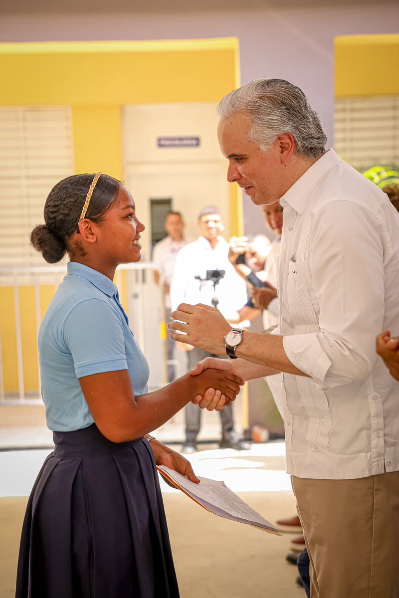 LMDECAMPS's tweet photo. De cara al inicio del año escolar 2026-2027, inauguramos el Liceo Ercilia Pepín en Los Alcarrizos junto al presidente @LuisAbinader. Con estas 26 nuevas aulas, laboratorios y áreas modernas, aseguramos espacios dignos para que más de 800 estudiantes comiencen sus clases. 🇩🇴 https://t.co/wpBvPlFP2o
