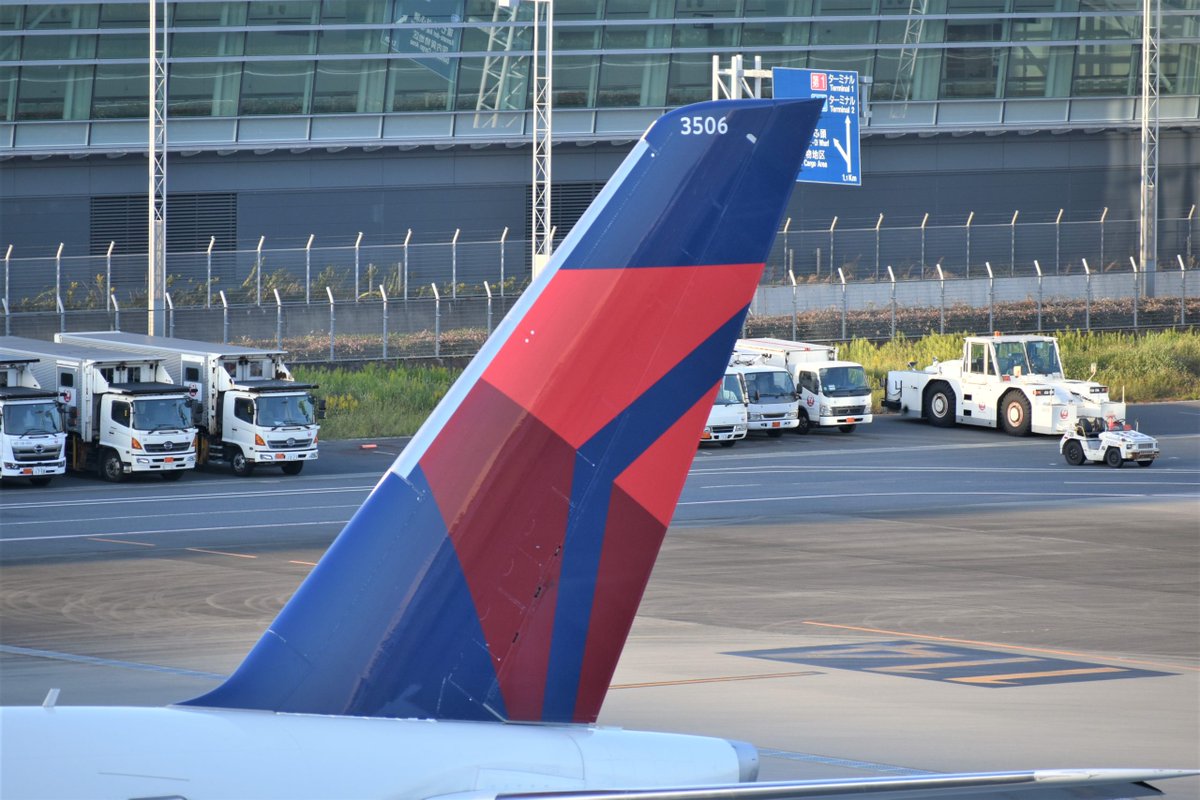 skybudget's tweet photo. 【話題】アトランタ空港で異例の光景、デルタ航空機長が自ら手荷物を搭載 https://t.co/Jj0jSknYtM https://t.co/so5YFNT6uH
