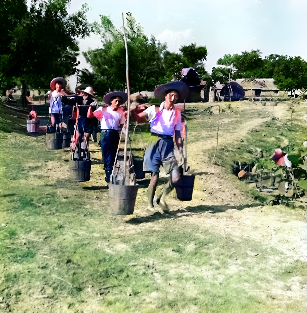 ub49139899's tweet photo. Join our campus volunteer club’s campus clean-up this Sat 9AM at Central Lawn! Bring your water bottle, let’s make our campus greener together https://t.co/wSWpmDTYah