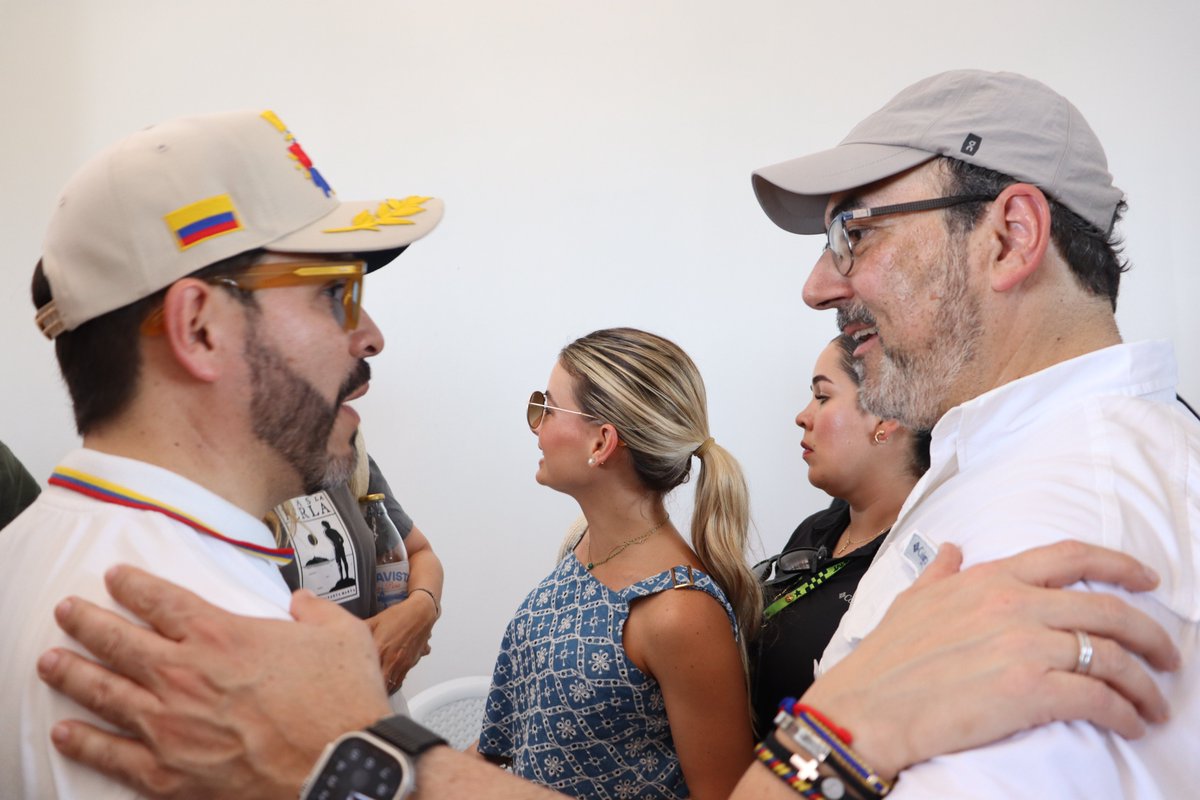 AgendaCAF's tweet photo. 🇨🇴 El presidente electo de Colombia, @ABDELAESPRIELLA, visitó el pueblo palafito de Buenavista, en la Ciénaga Grande de Santa Marta, junto a nuestro presidente ejecutivo, @sergiodigra, el fundador de @traslaperla, @carlosvives, y varios de los ministros designados de su gabinete.

La jornada incluyó la inauguración de La Casa de Buenavista y de la primera planta de potabilización de agua ubicada en una comunidad anfibia de la región.

La planta es operada por Buenavista Agua Pura, la empresa administrada por las familias del pueblo, que hoy producen y distribuyen agua apta para el consumo humano en su territorio.

El proyecto es resultado de cerca de tres años de trabajo entre Tras La Perla, @AgendaCAF y aliados técnicos, corporativos y académicos, de la mano de la comunidad.

"Podemos hacer de Buenavista un laboratorio […] para demostrarle a Colombia y el mundo que sí se pueden transformar las cosas", señaló el presidente electo durante el encuentro con los habitantes.