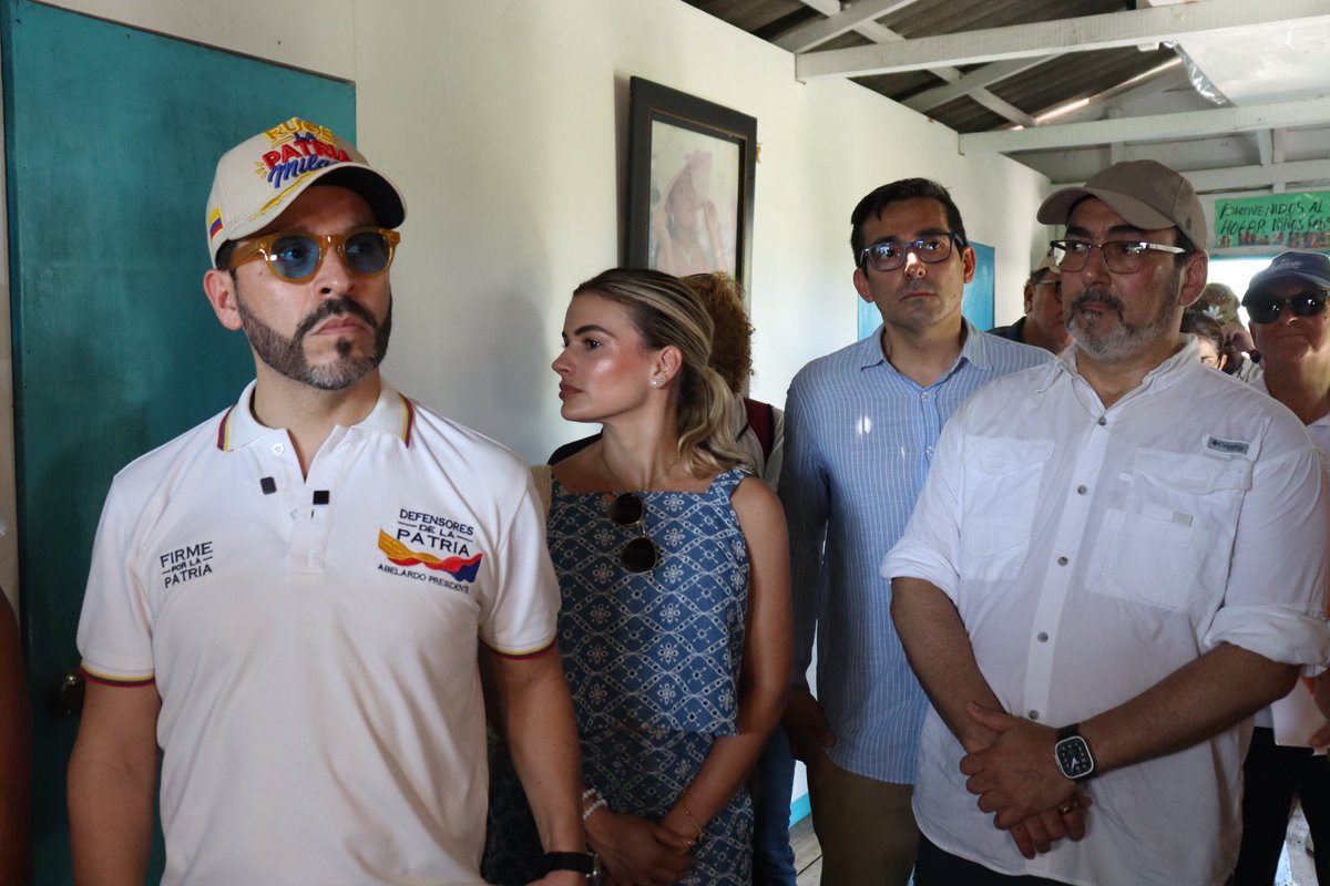 AgendaCAF's tweet photo. 🇨🇴 El presidente electo de Colombia, @ABDELAESPRIELLA, visitó el pueblo palafito de Buenavista, en la Ciénaga Grande de Santa Marta, junto a nuestro presidente ejecutivo, @sergiodigra, el fundador de @traslaperla, @carlosvives, y varios de los ministros designados de su gabinete.

La jornada incluyó la inauguración de La Casa de Buenavista y de la primera planta de potabilización de agua ubicada en una comunidad anfibia de la región.

La planta es operada por Buenavista Agua Pura, la empresa administrada por las familias del pueblo, que hoy producen y distribuyen agua apta para el consumo humano en su territorio.

El proyecto es resultado de cerca de tres años de trabajo entre Tras La Perla, @AgendaCAF y aliados técnicos, corporativos y académicos, de la mano de la comunidad.

"Podemos hacer de Buenavista un laboratorio […] para demostrarle a Colombia y el mundo que sí se pueden transformar las cosas", señaló el presidente electo durante el encuentro con los habitantes.
