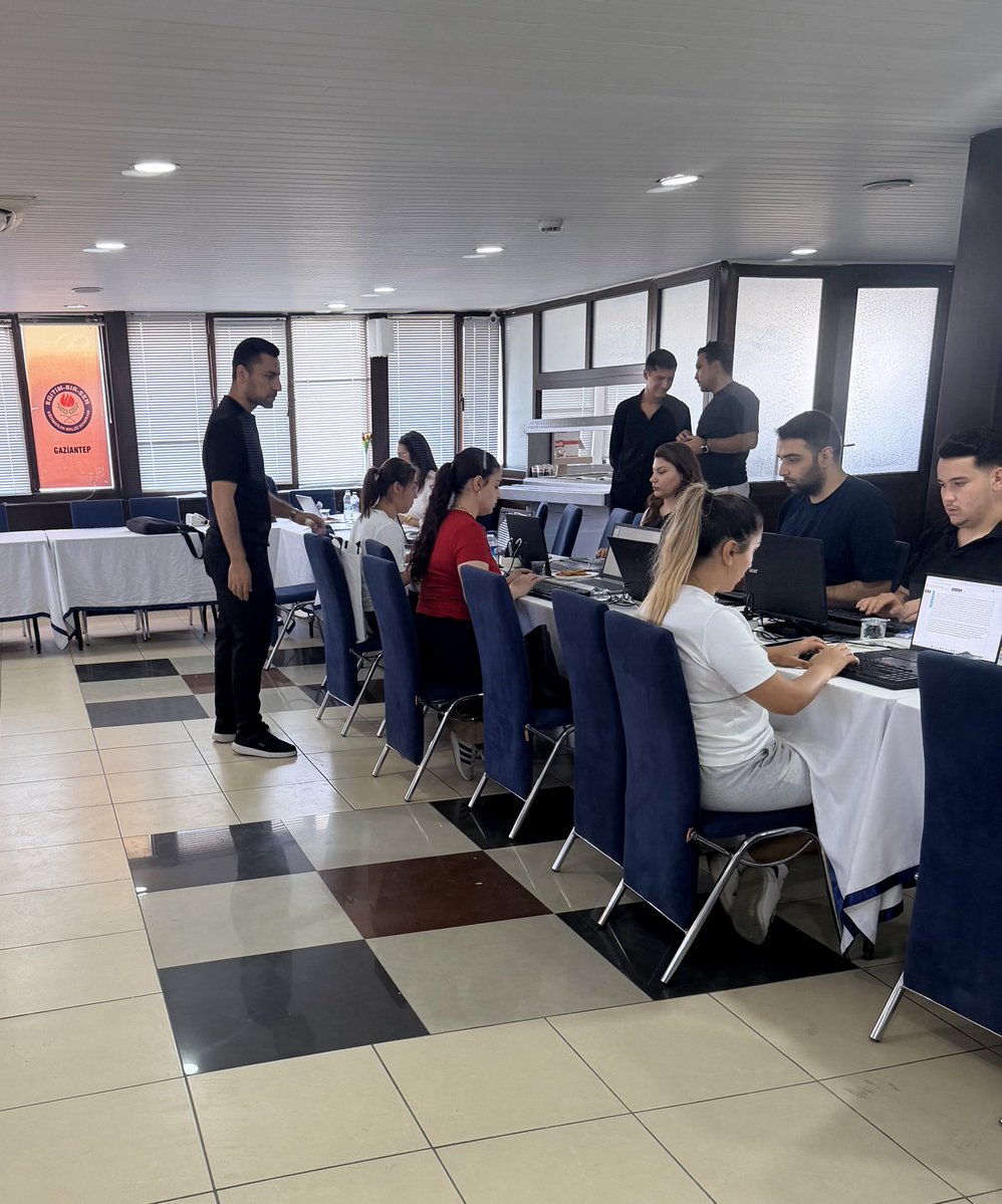 bmsgaziantep2's tweet photo. ⌨️🎯 Geleceğin Zabıt Kâtipleriyle Başarıya Yürüyoruz!
Adalet Bakanlığı Zabıt Kâtibi uygulama klavye sınavına hazırlanan adaylar için düzenlediğimiz “Klavye Kriterleri Bilgilendirme ve Uygulama Eğitimi” programımızın ilk gününü sendika binamızda büyük bir motivasyonla tamamladı. https://t.co/y620ctudCR