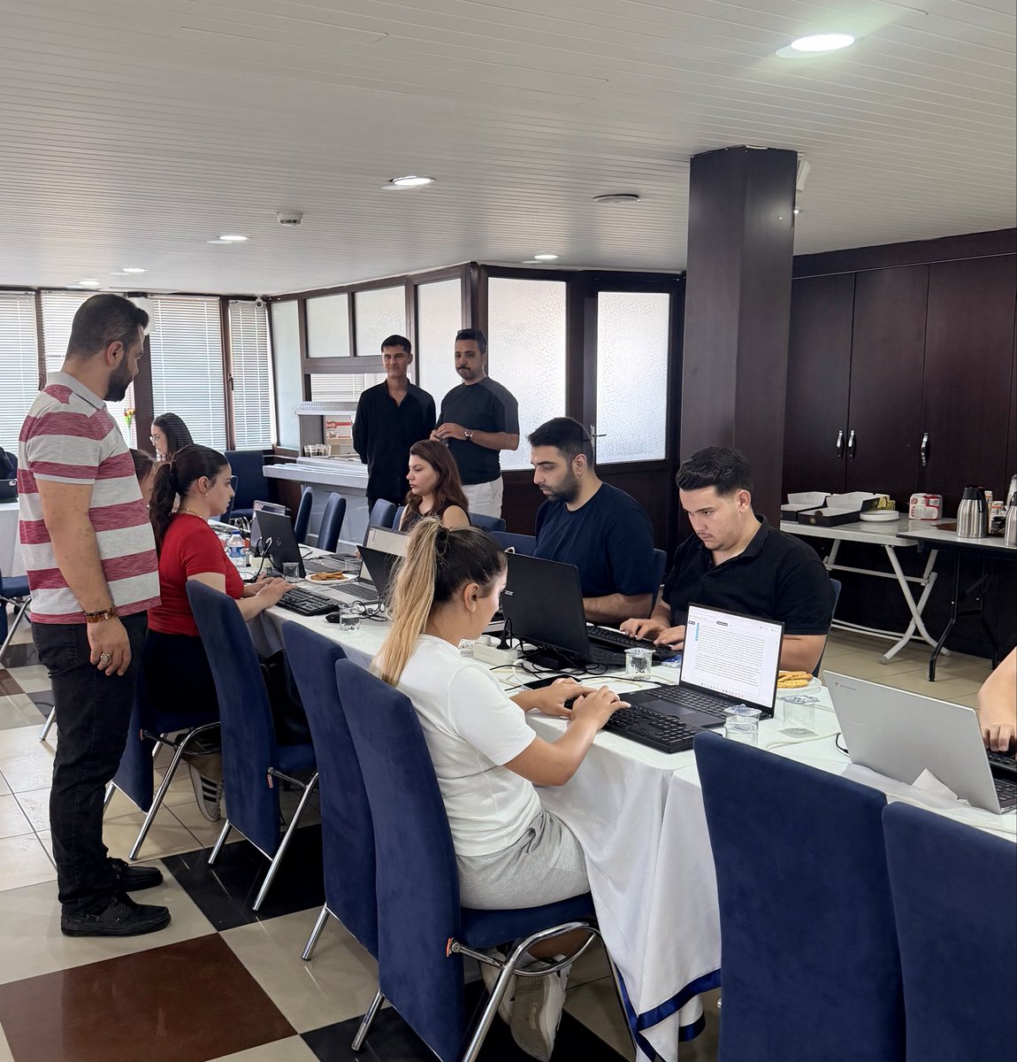 bmsgaziantep2's tweet photo. ⌨️🎯 Geleceğin Zabıt Kâtipleriyle Başarıya Yürüyoruz!
Adalet Bakanlığı Zabıt Kâtibi uygulama klavye sınavına hazırlanan adaylar için düzenlediğimiz “Klavye Kriterleri Bilgilendirme ve Uygulama Eğitimi” programımızın ilk gününü sendika binamızda büyük bir motivasyonla tamamladı. https://t.co/y620ctudCR