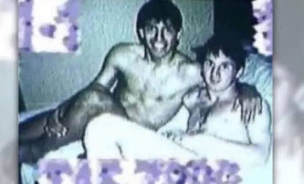 siyahsancakx's tweet photo. ⚫️ Sergio Agüero, Messi ile gençlik yıllarından kalma yatak odası fotoğrafı hakkında konuşuyor:

“İnsanlar o fotoğrafa gülüyor ama bunun bana neyi hatırlattığını asla anlamayacaklar. Biz sadece aynı imkansız rüyanın peşinden koşan iki genç çocuktuk. Leo geceleri yalnız kalmaktan nefret ederdi, bu yüzden beni her zaman yanına çağırır ve 'Kun, burada kal' derdi. Nasıl hayır diyebilirdim ki?

Hiç uyumazdık. Bütün geceyi futbol, ailelerimiz ve bir gün Arjantin ile özel bir şeyler kazanma hayali hakkında konuşarak geçirirdik. İnsanlar bizden ne kadar şüphe ederse etsin, asla pes etmeyeceğimize dair birbirimize söz vermiştik.

O zamanlar kimse isimlerimizi bilmiydi. Ballon d'Or'lar, Dünya Kupaları, şöhret yoktu; sadece bir odayı paylaşan ve bir gün ülkemizi gururlandıracağımıza inanan iki çocuk vardı.

Bazen o gecelere geri dönebilmeyi diliyorum. Kameralar yok, baskı yok, manşetler yok... Sadece güneş doğana kadar gülen ve dünyanın bize ait olduğuna inanan iki çocuk. Hayallerimiz ve birbirimizden başka hiçbir şeyimiz yoktu. Şimdi o fotoğrafa bakmak gözlerimi yaşartıyor, çünkü futbol hayatımızı ne kadar değiştirirse değiştirsin, genç çocuklar olarak kurduğumuz o bağın hiç değişmediğini hatırlatıyor. Bu, sahip olacağımız en büyük kupadır.

Bugün o fotoğrafa baktığımda, efsane Lionel Messi'yi görmüyorum. Küçük kardeşimi, gördüğüm en büyük hayale sahip o utangaç çocuğu görüyorum. İşte bu yüzden o fotoğraf benim için her şey demek. Kupalardan önce, rekorlardan önce sadece dostluğun olduğunu hatırlatıyor. Futbol bize madalyalar ve anılar verdi, ama dostluğumuz bana ömür boyu bir kardeş kazandırdı ve hiçbir şey bundan daha değerli olamaz.”