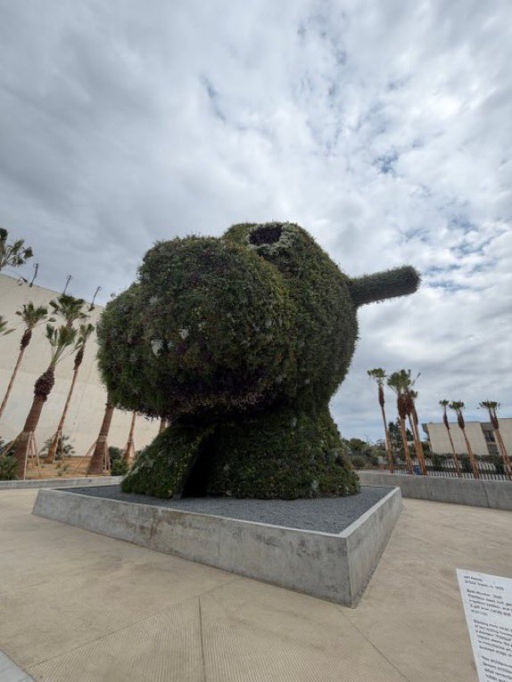 SatioChung's tweet photo. Last week senior stock market strategist, friend Mike Webster and I viewed Jeff Koons’ brilliant “Split Rocker” #plant #sculpture next to #IBDInvestors #office See the watering pipes hidden inside? Like #charts of #stocks it pays to look twice or thrice #mwebster1971 #lacma https://t.co/ejuruyKlj5