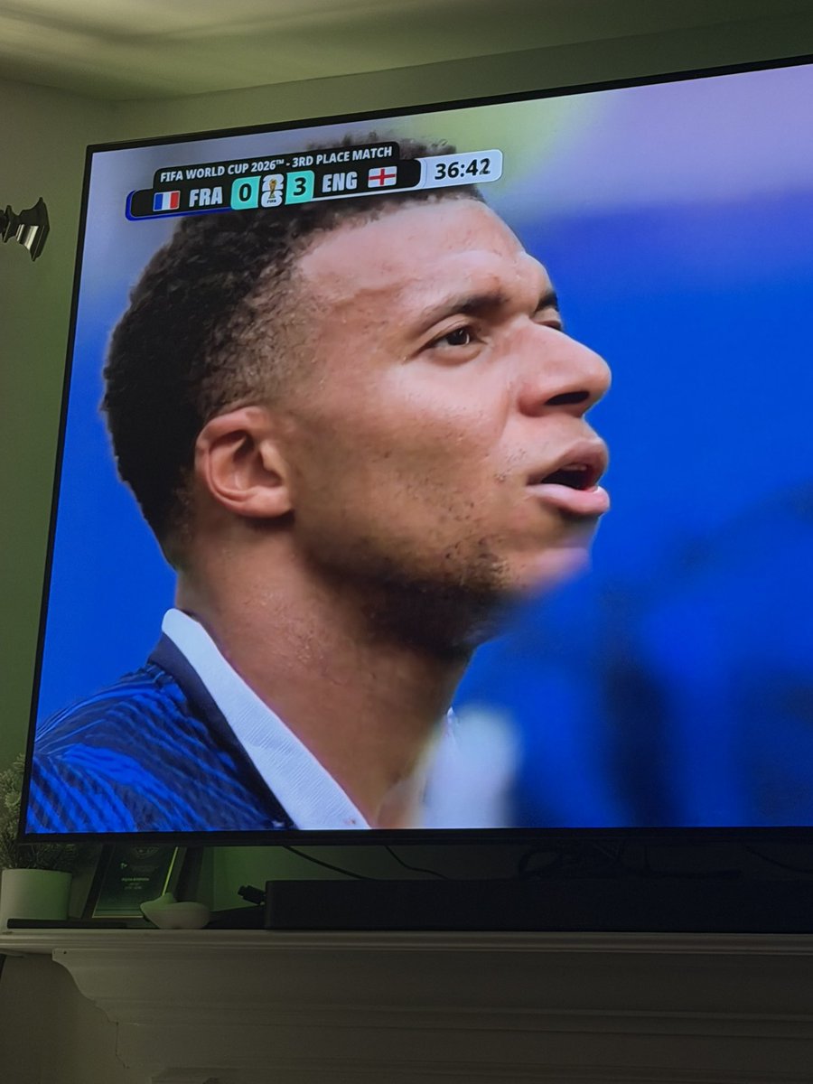 thats_hatTrick's tweet photo. What happened to France? 🇫🇷 
England just scored 3 passed them in 30 minutes https://t.co/jpbL6aEnrI