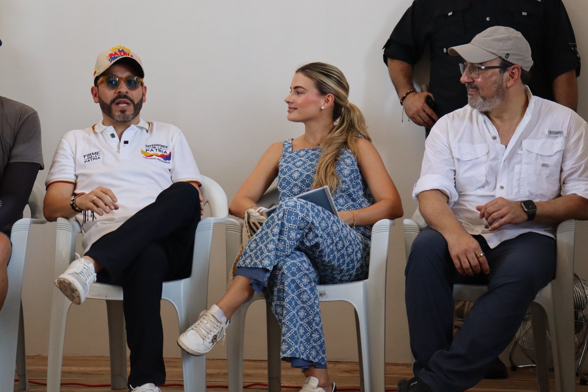 AgendaCAF's tweet photo. 🇨🇴 El presidente electo de Colombia, @ABDELAESPRIELLA, visitó el pueblo palafito de Buenavista, en la Ciénaga Grande de Santa Marta, junto a nuestro presidente ejecutivo, @sergiodigra, el fundador de @traslaperla, @carlosvives, y varios de los ministros designados de su gabinete.

La jornada incluyó la inauguración de La Casa de Buenavista y de la primera planta de potabilización de agua ubicada en una comunidad anfibia de la región.

La planta es operada por Buenavista Agua Pura, la empresa administrada por las familias del pueblo, que hoy producen y distribuyen agua apta para el consumo humano en su territorio.

El proyecto es resultado de cerca de tres años de trabajo entre Tras La Perla, @AgendaCAF y aliados técnicos, corporativos y académicos, de la mano de la comunidad.

"Podemos hacer de Buenavista un laboratorio […] para demostrarle a Colombia y el mundo que sí se pueden transformar las cosas", señaló el presidente electo durante el encuentro con los habitantes.