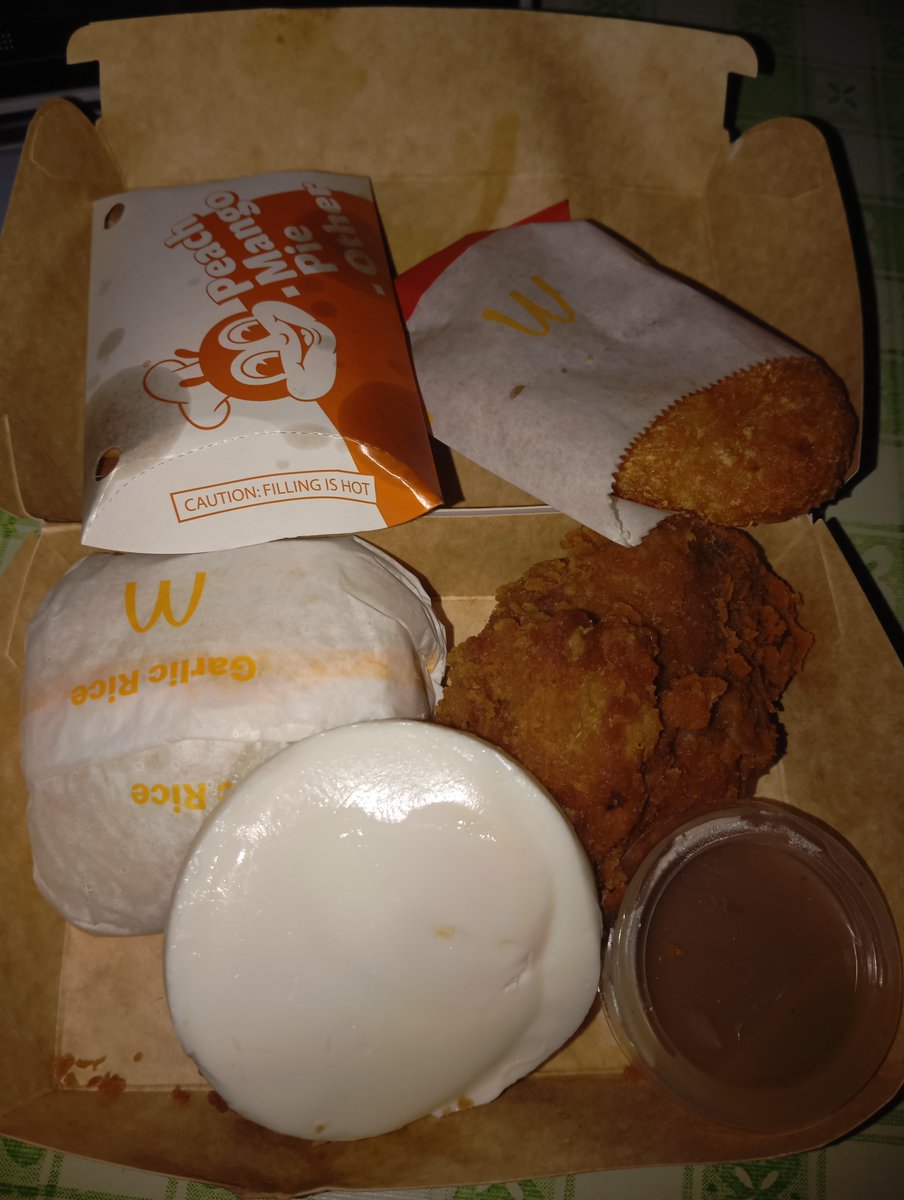 cloudssstar's tweet photo. patay gutom yarn? well deserved after duty 😩 #foodtwt https://t.co/9sndESCh7M