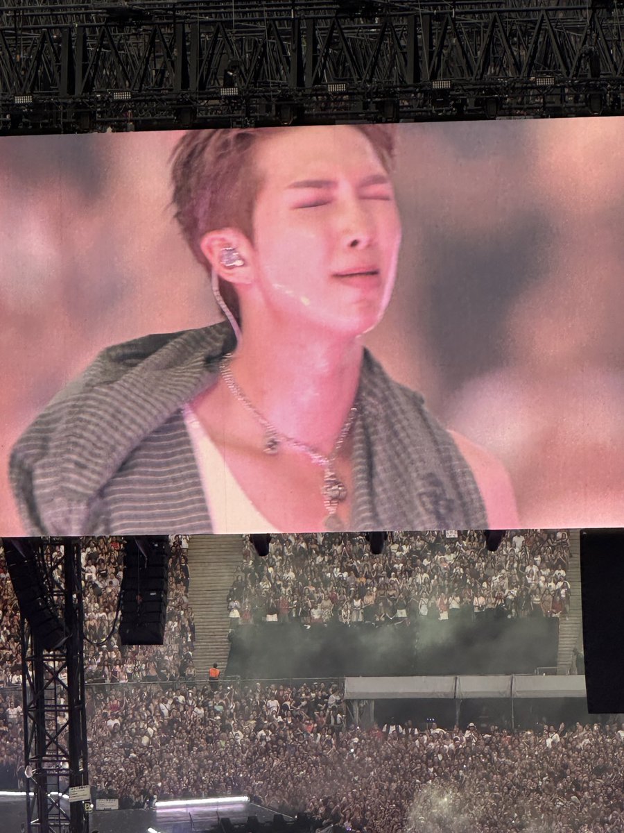 kokoquillette's tweet photo. They have a « thirst break » which is as silly as expected. They know the fans are in need. Yoongi stays the most serious of them all, he barely show a shoulder. #BTS_ARİRANG_Paris https://t.co/4ufEm4Ppzn