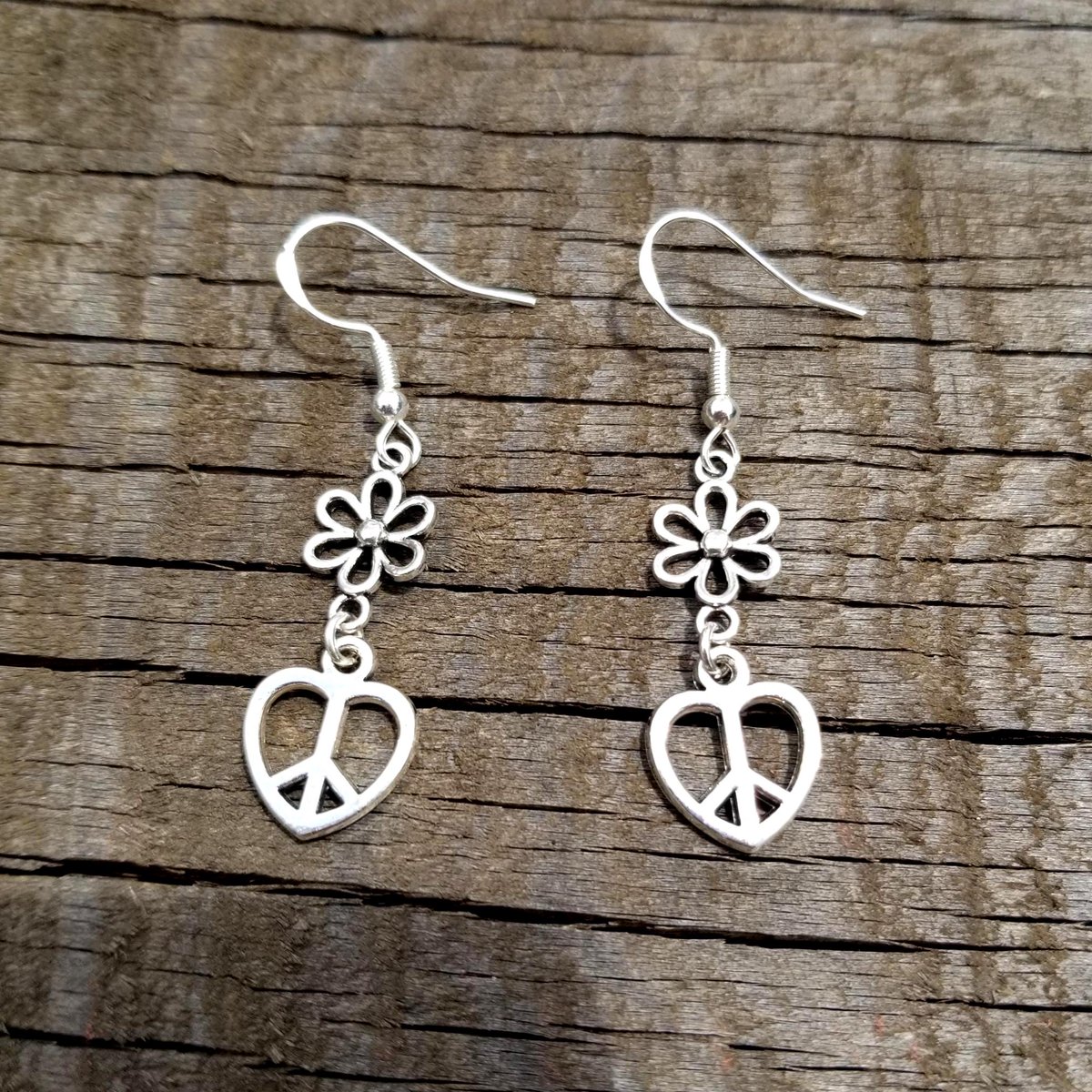 TrendingNowGift's tweet photo. Silver Peace Sign Heart &amp; Flower Earrings #jewelry #earrings #peace #peacesign #peaceearrings #peacesignearrings #peaceandlove #handmadejewelry #hippie #boho #bohemian #70s #etsy #handmadeearrings

 https://t.co/UzZAaGzbbx via @Etsy https://t.co/X5DWey3JTp