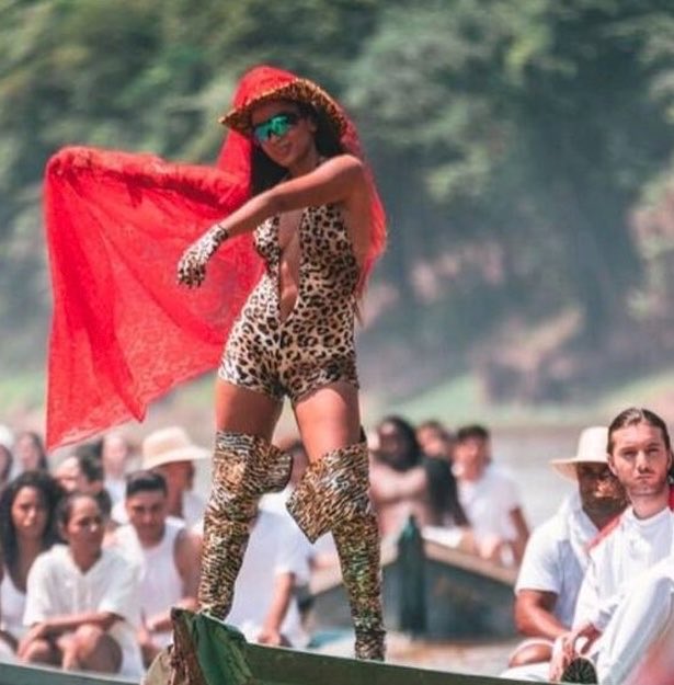 luharaujo1997's tweet photo. Anitta descobrindo o Brasil / Anitta após se tornar dona e proprietária do Brasil https://t.co/zDcURb6iup
