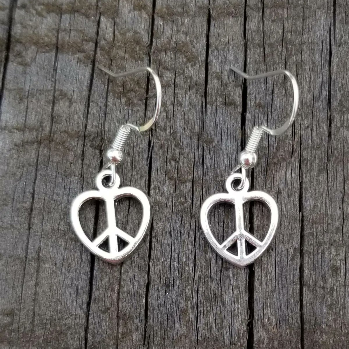TrendingNowGift's tweet photo. Silver Heart Peace Sign Earrings #jewelry #earrings #peace #peacesign #peaceearrings #peacesignearrings #peaceandlove #handmadejewelry #hippie #boho #bohemian #70s #etsy #handmadeearrings

 https://t.co/hxi8JS44fe via @Etsy https://t.co/keRLDS6XP5