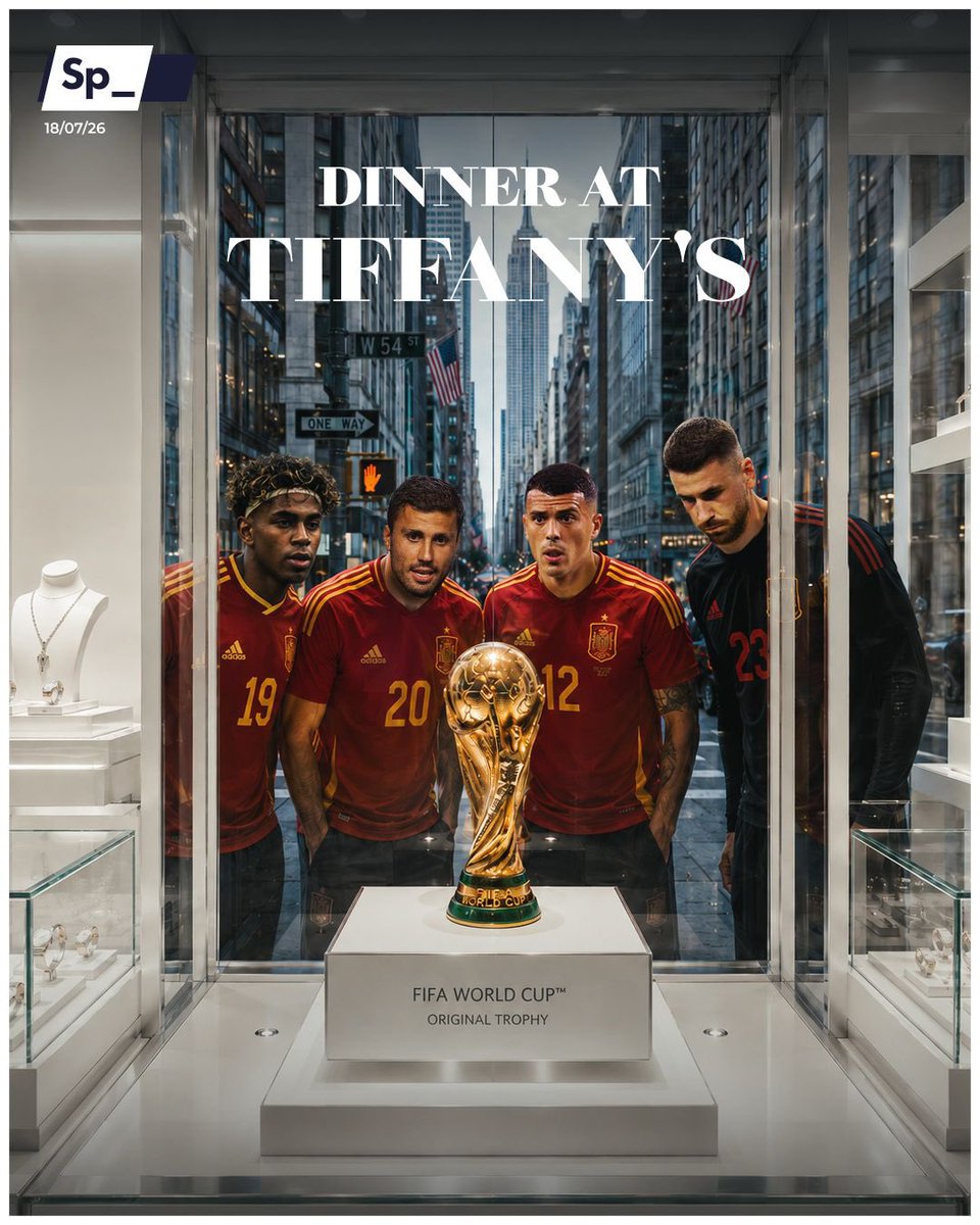 SpheraSports's tweet photo. En una vitrina de la Quinta Avenida de Nueva York se guardan diamantes, esmeraldas, piezas que valen fortunas y que nadie recuerda cómo se ganaron. En otra vitrina, a unos pocos kilómetros, en Nueva Jersey, se guarda la única joya del deporte que no se compra con dinero: se gana con sangre, con sudor y con lágrimas.

La Copa del Mundo no brilla como brilla el oro común. Es muy diferente. Es la pieza más valiosa del deporte mundial no por sus 6,1 kilos ni por sus 18 quilates: es valiosa porque solo se posee durante 90 minutos cada cuatro años, y solo la sostiene quien fue capaz de ganarla ante la atenta mirada de 5.000 millones de personas. 

España tiene este domingo la oportunidad de alzarse con la joya más deseada del mundo. No hace falta escaparate. Tan solo hace falta personalidad, confianza y sobre todas las cosas: fútbol.