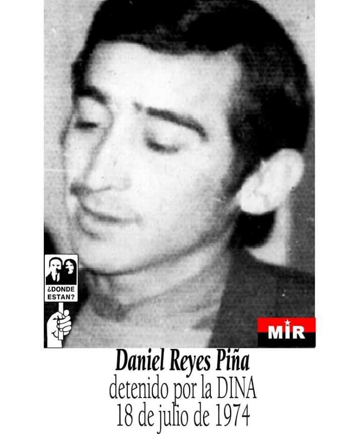RadioUmbral's tweet photo. Daniel Abraham Reyes Piña tenía 24 años 
 Trabajaba como peluquero y militaba en el MIR
El 18 de julio de 1974 fue detenido por agentes de la DINA
Un año más tarde su nombre figuró en la lista de los 119
Es un detenido desaparecido.

No Olvidamos 
No Perdonamos https://t.co/tOnChnRsXP
